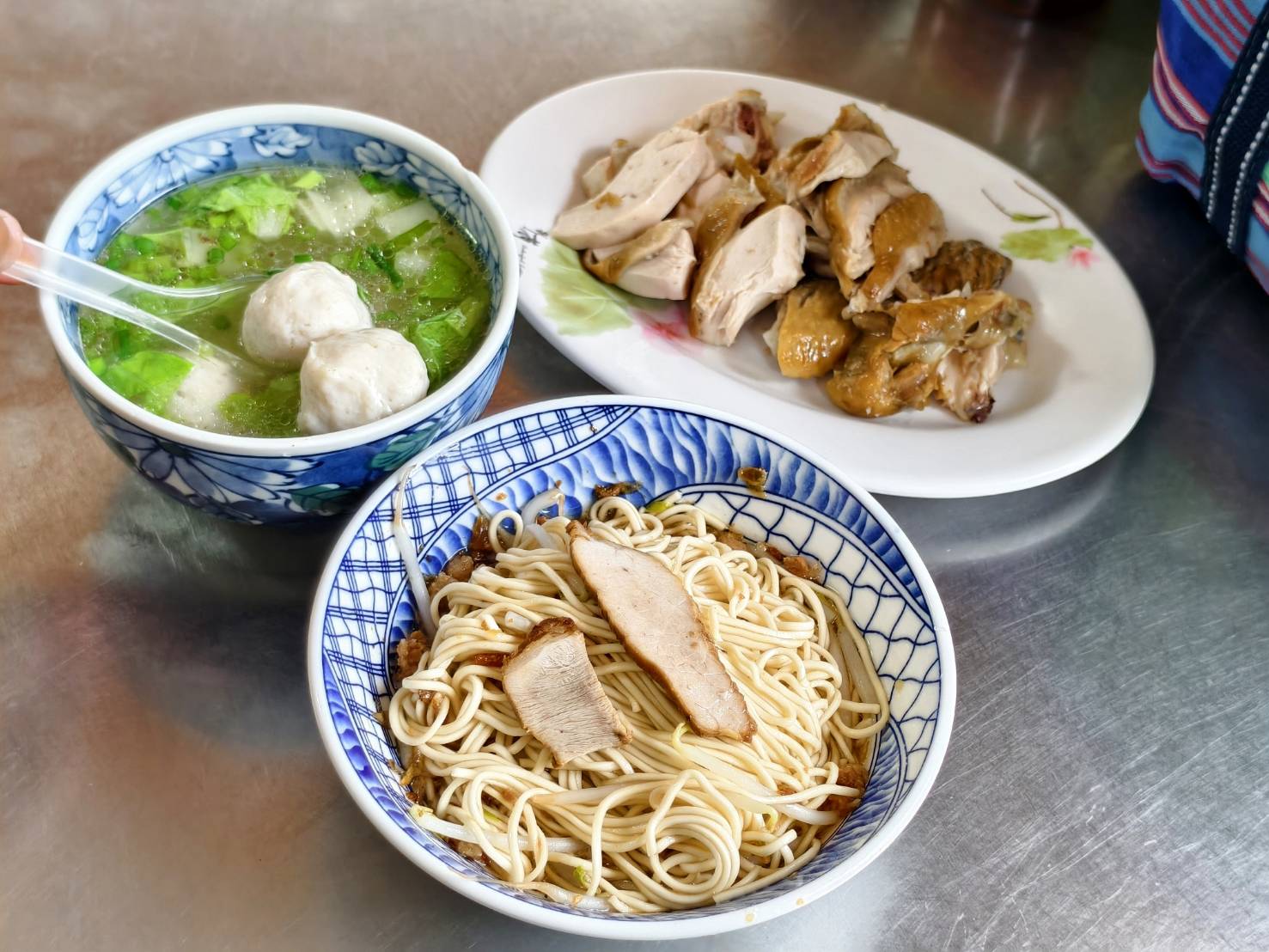 鹽埕美食老店 堀江麵是500碗2023高雄得獎名單 還有限量的甘蔗燻雞 橘線捷運美食