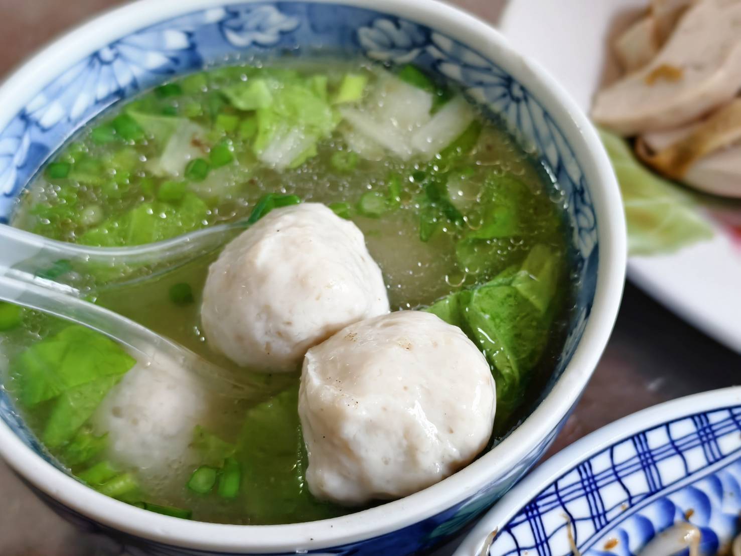 鹽埕美食老店 堀江麵是500碗2023高雄得獎名單 還有限量的甘蔗燻雞 橘線捷運美食