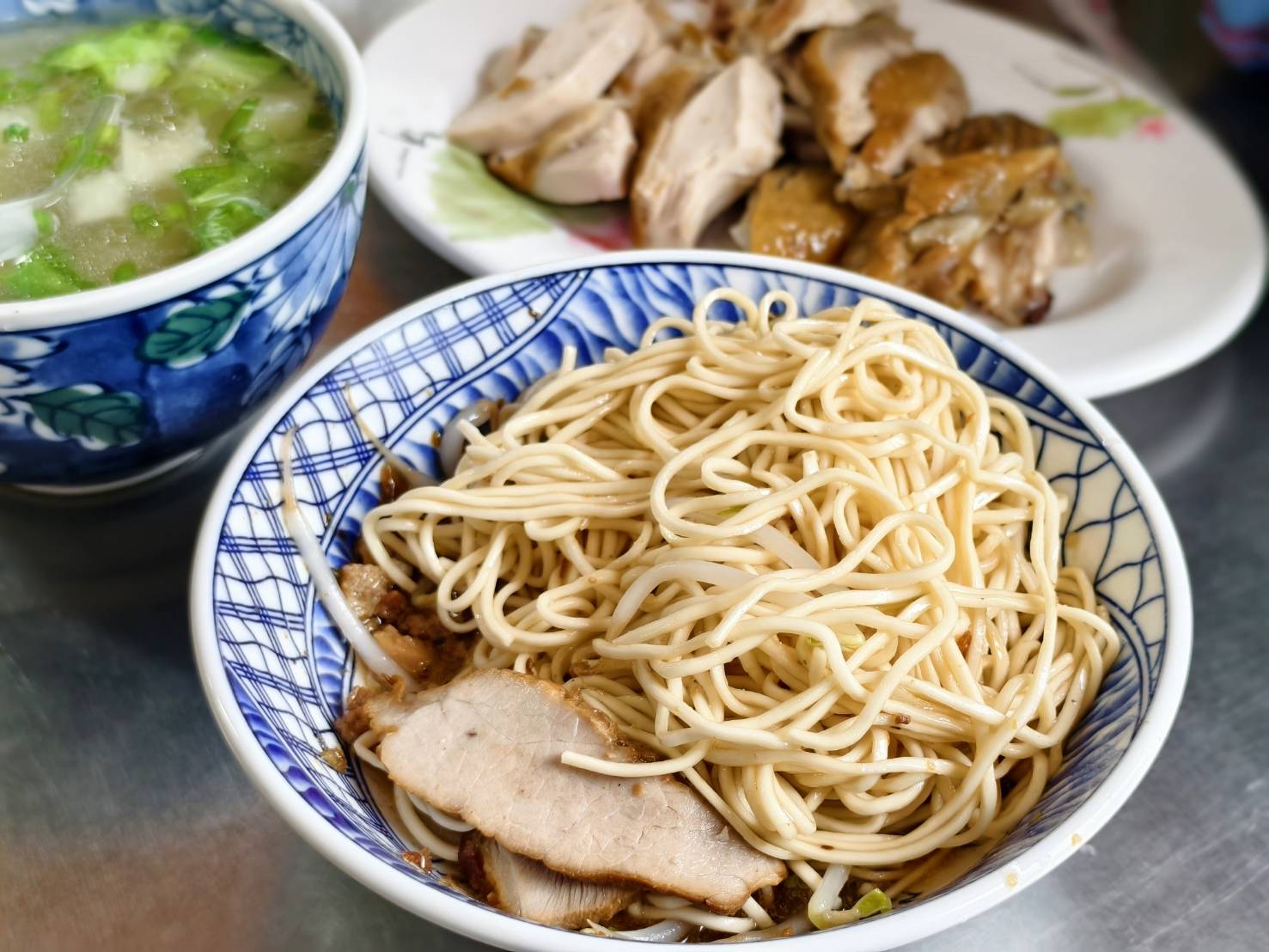 鹽埕美食老店 堀江麵是500碗2023高雄得獎名單 還有限量的甘蔗燻雞 橘線捷運美食