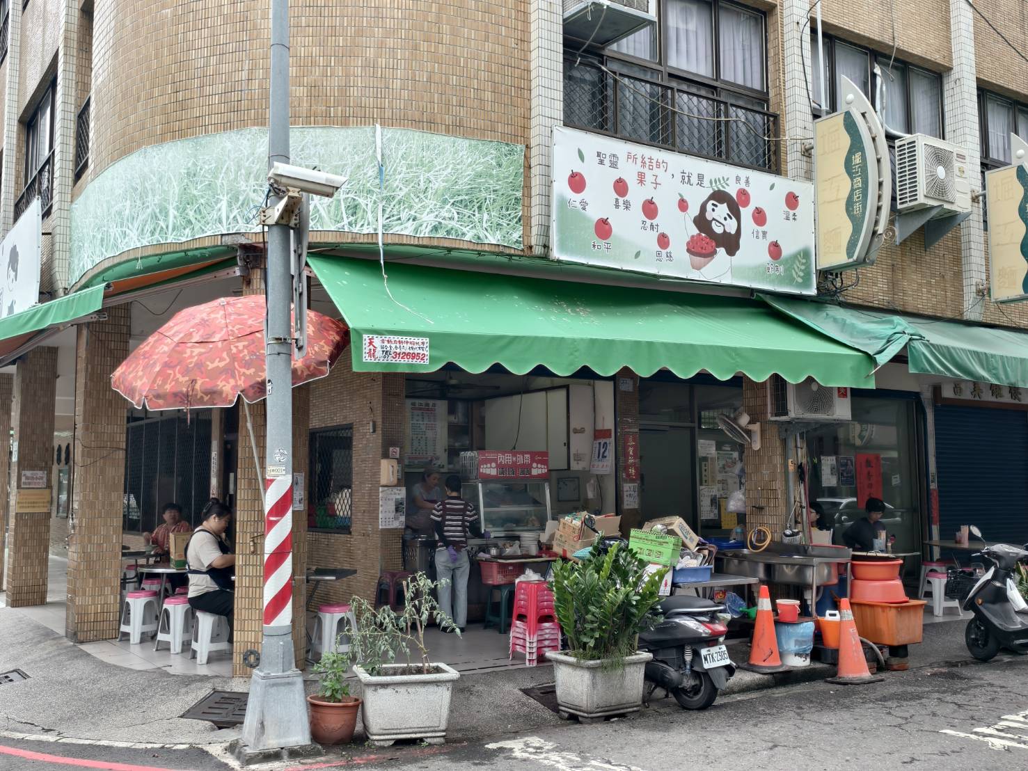 鹽埕美食老店 堀江麵是500碗2023高雄得獎名單 還有限量的甘蔗燻雞 橘線捷運美食