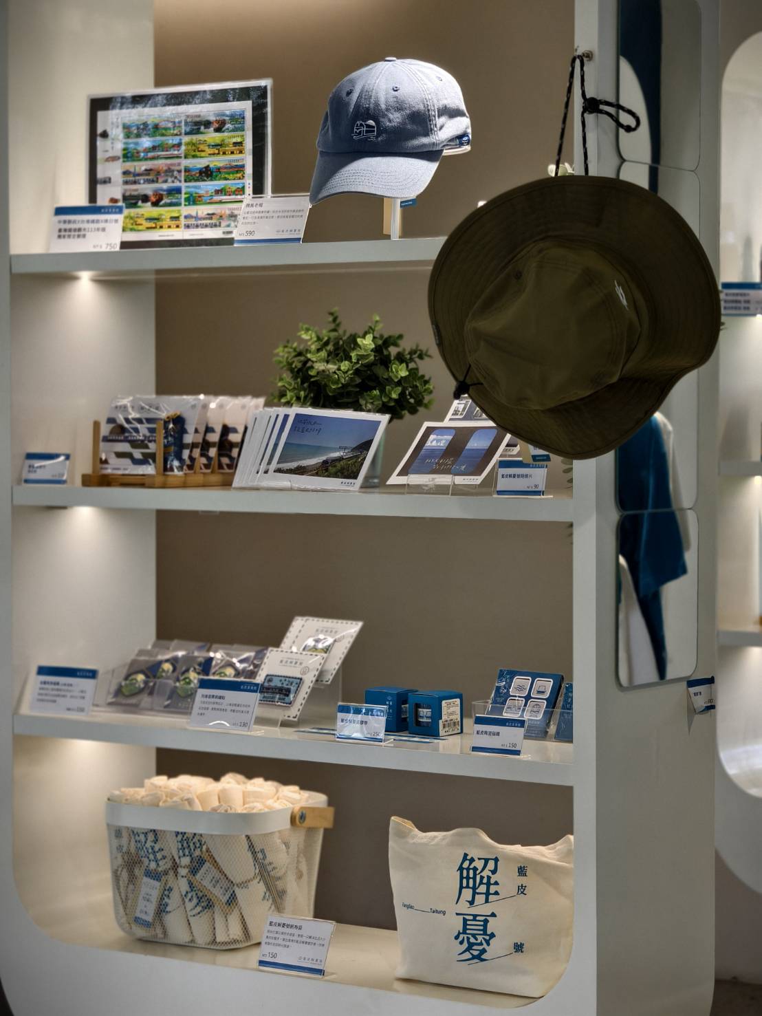 藍皮意象館與枋寮彩虹藝鐵園區,是屏東枋寮推薦的隱藏版景點,悠閒旅遊路線 - 第77張圖