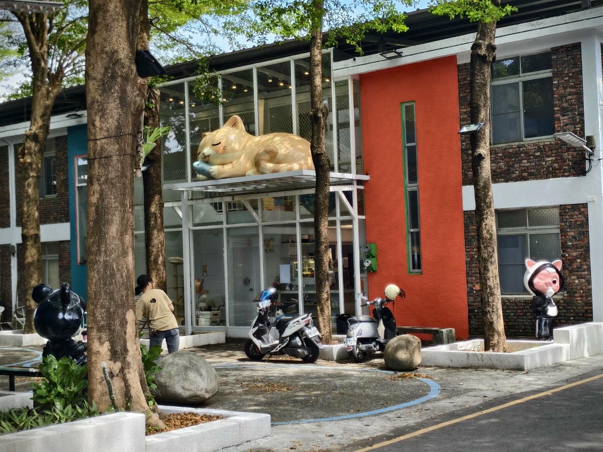 藍皮意象館與枋寮彩虹藝鐵園區,是屏東枋寮推薦的隱藏版景點,悠閒旅遊路線 - 第102張圖