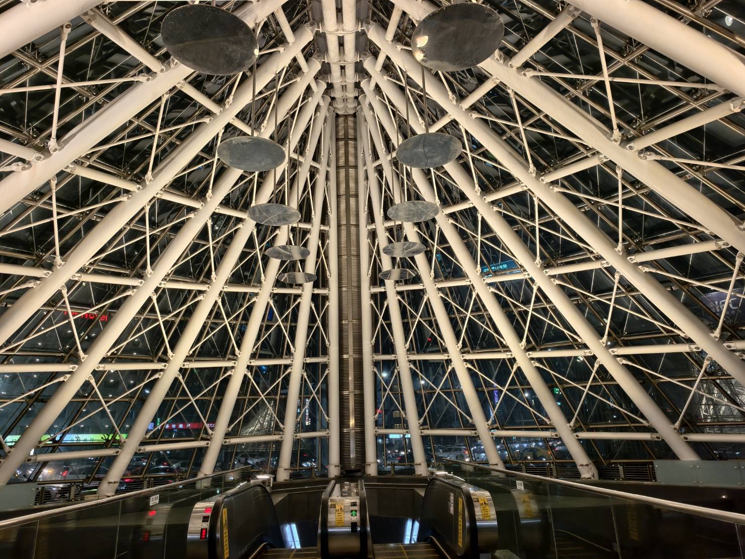 隱藏在南華商圈的老饕咖啡,主打手沖精品豆、飲品、手作甜點、義大利麵,捷運美食