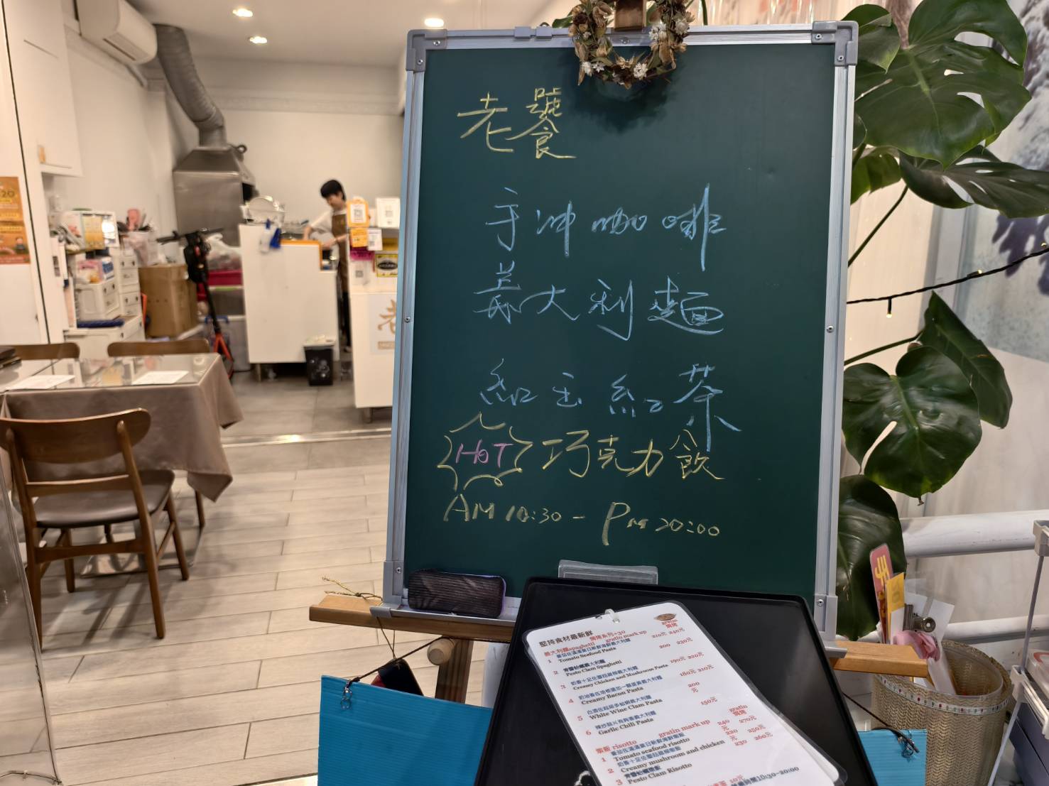 隱藏在南華商圈的老饕咖啡,主打手沖精品豆、飲品、手作甜點、義大利麵,捷運美食