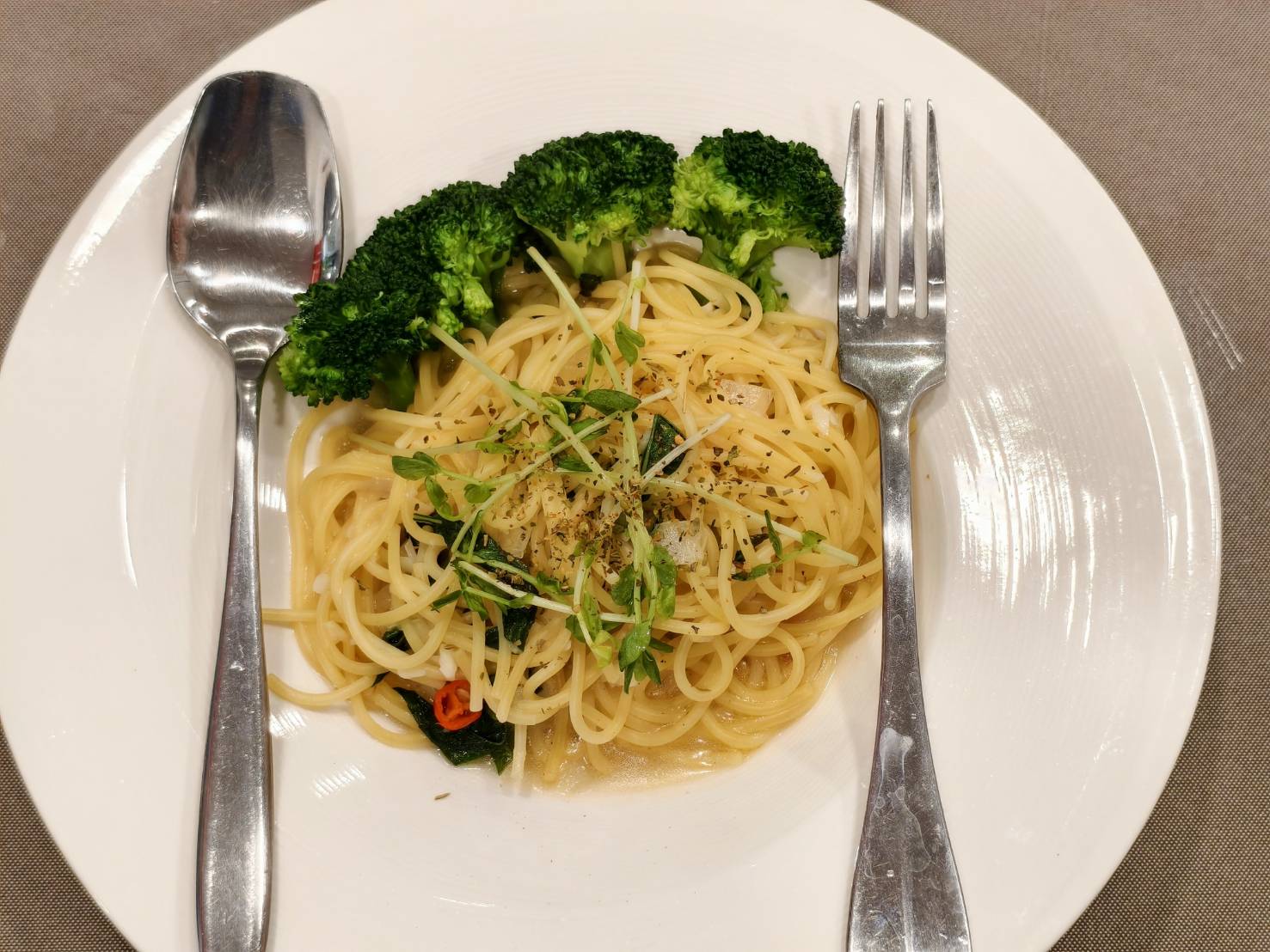 隱藏在南華商圈的老饕咖啡,主打手沖精品豆、飲品、手作甜點、義大利麵,捷運美食