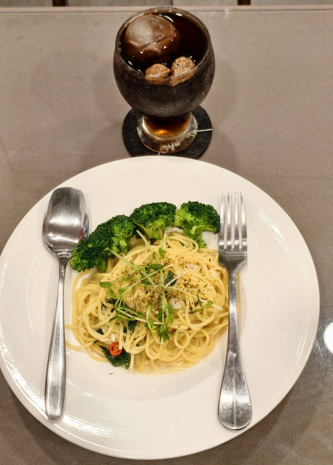 隱藏在南華商圈的老饕咖啡,主打手沖精品豆、飲品、手作甜點、義大利麵,捷運美食