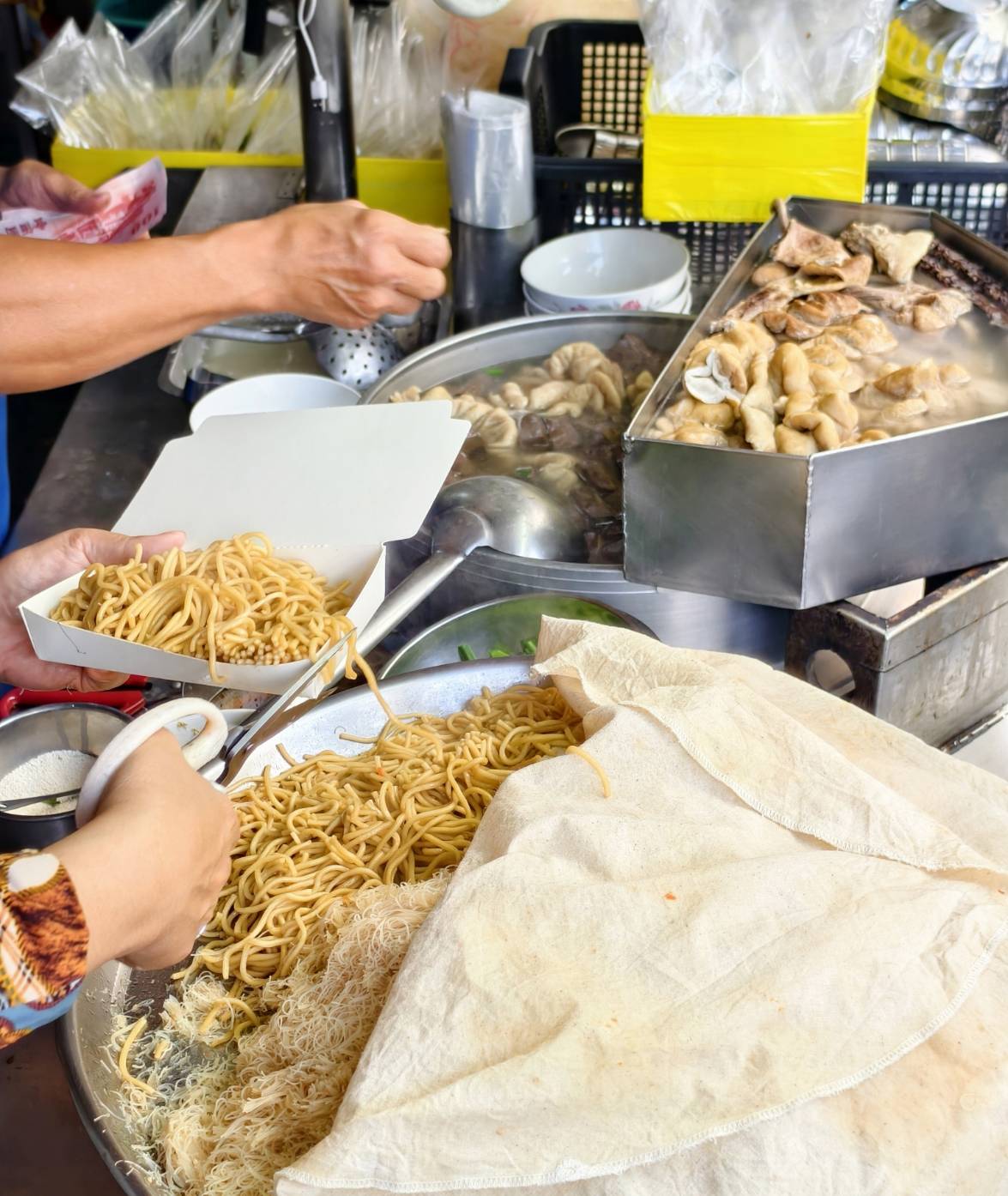 高雄中都美食,吳記廣式燒臘,中都炒米粉麵,好味全麥春捲,在地小吃