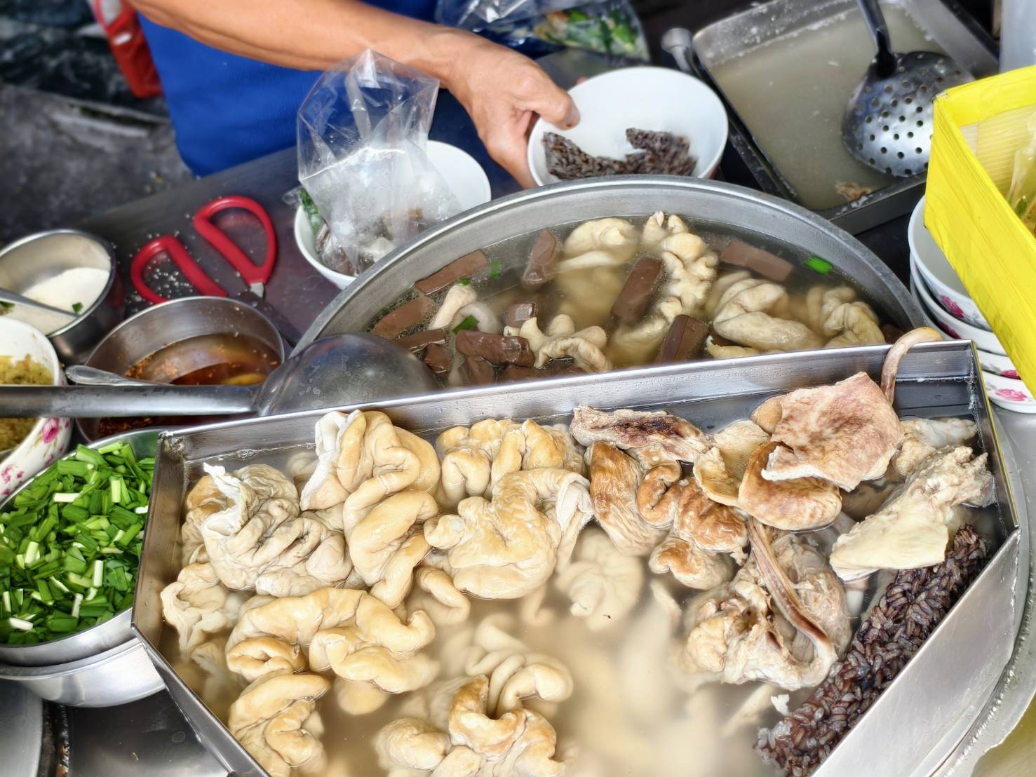 高雄中都美食,吳記廣式燒臘,中都炒米粉麵,好味全麥春捲,在地小吃