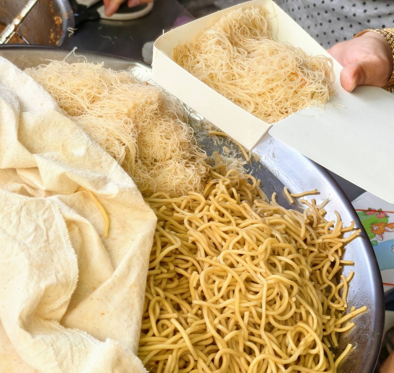 高雄中都美食,吳記廣式燒臘,中都炒米粉麵,好味全麥春捲,在地小吃