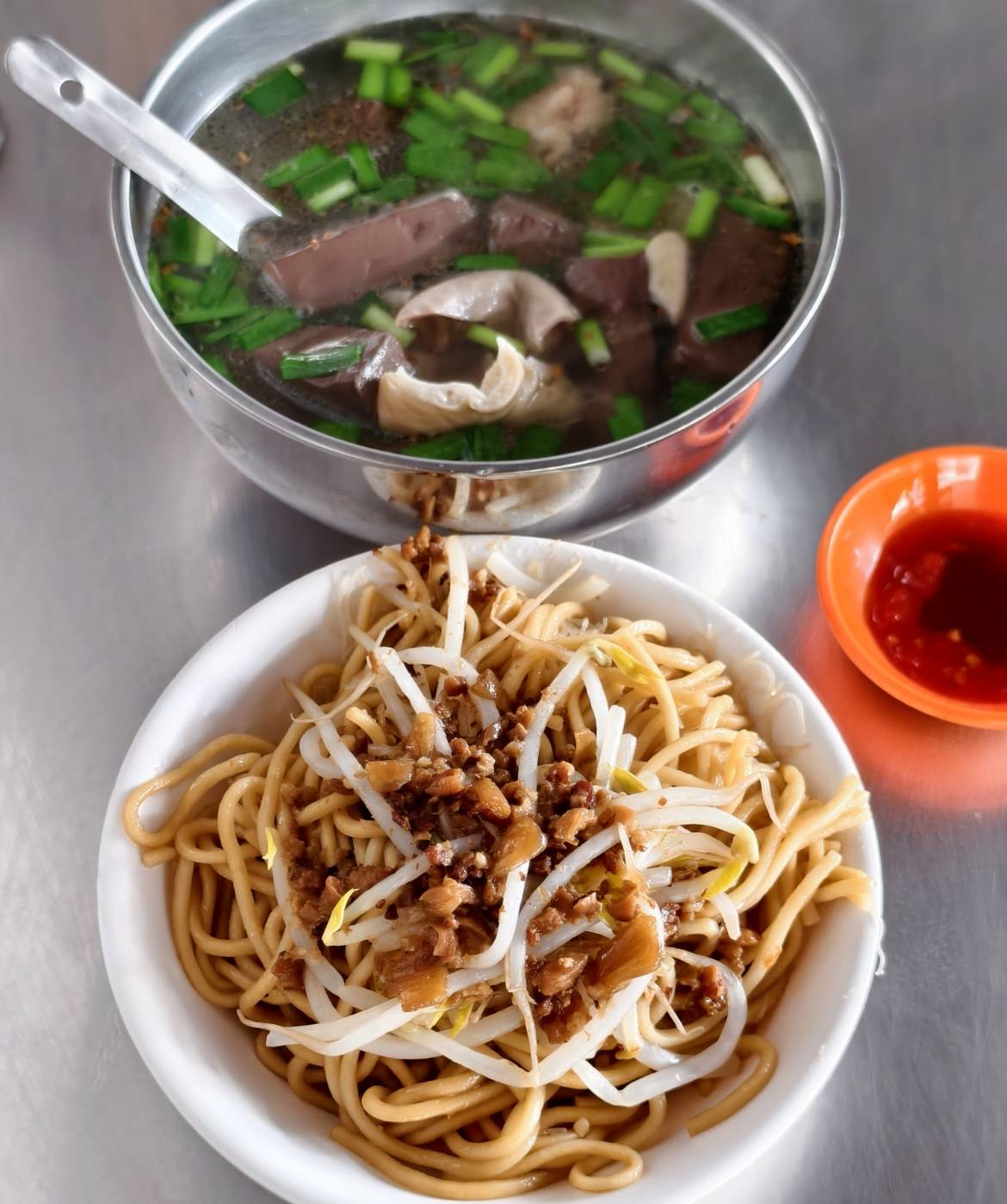 高雄中都美食,吳記廣式燒臘,中都炒米粉麵,好味全麥春捲,在地小吃