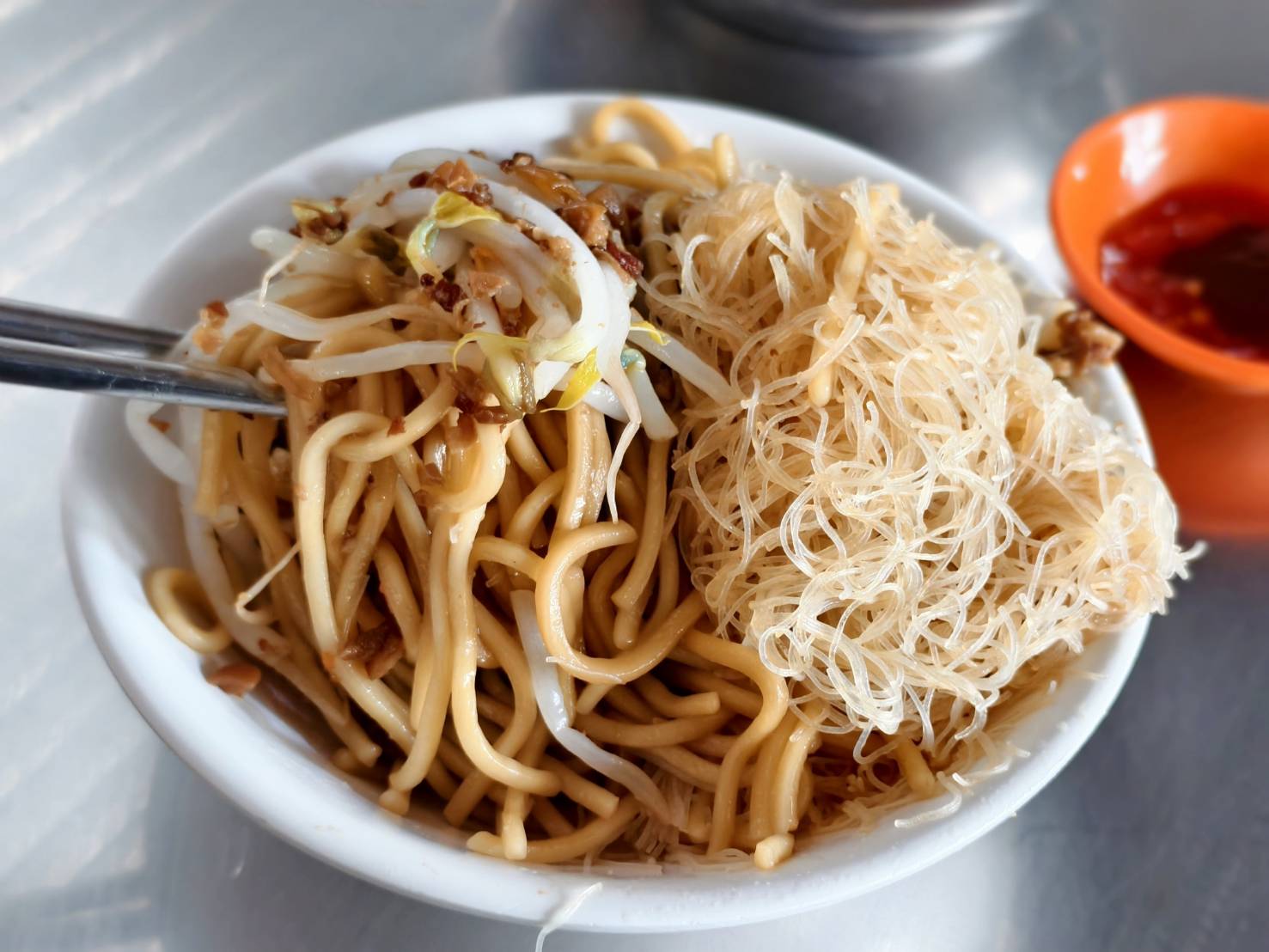 高雄中都美食,吳記廣式燒臘,中都炒米粉麵,好味全麥春捲,在地小吃