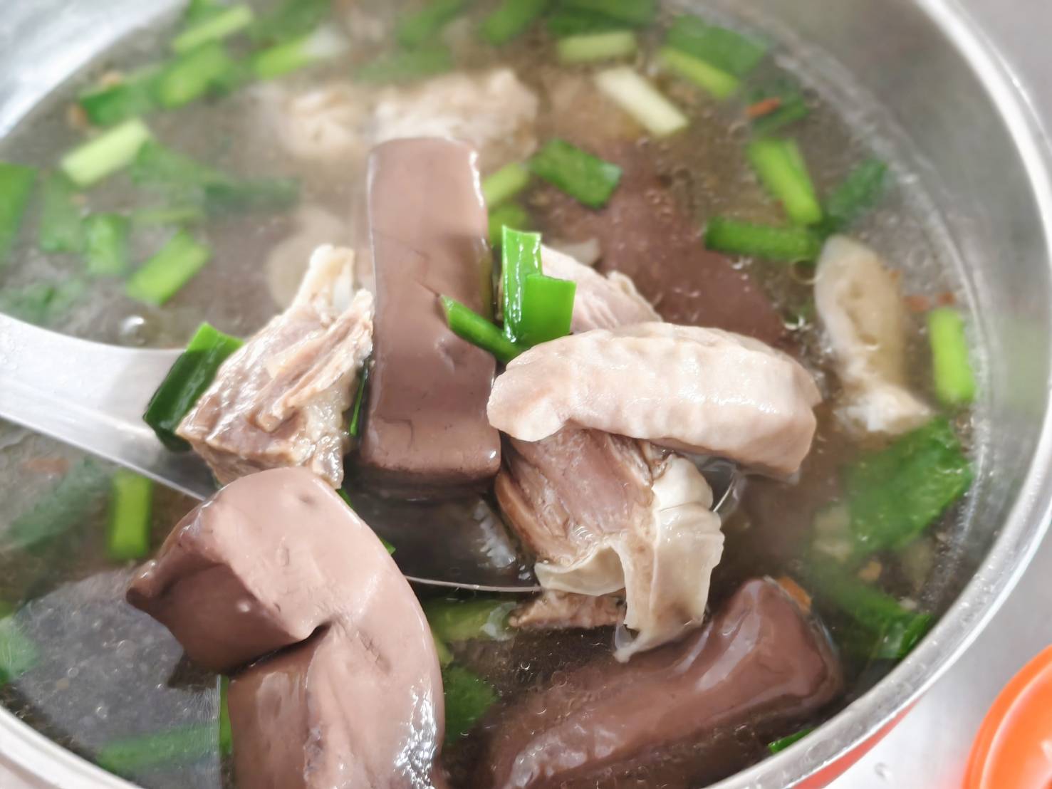 高雄中都美食,吳記廣式燒臘,中都炒米粉麵,好味全麥春捲,在地小吃