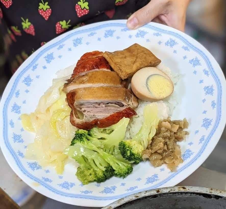 高雄中都美食,吳記廣式燒臘,中都炒米粉麵,好味全麥春捲,在地小吃