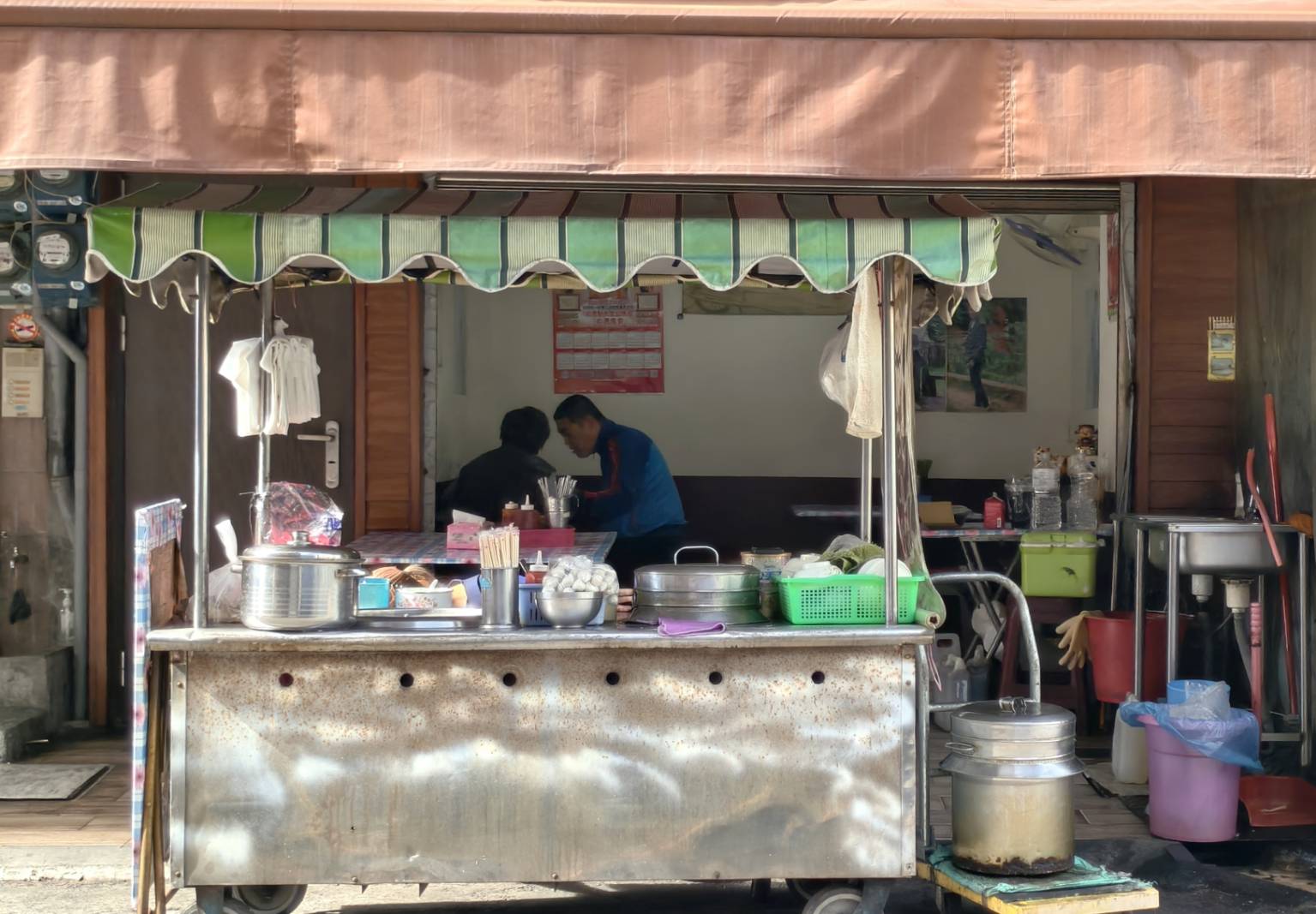 高雄中都美食,吳記廣式燒臘,中都炒米粉麵,好味全麥春捲,在地小吃