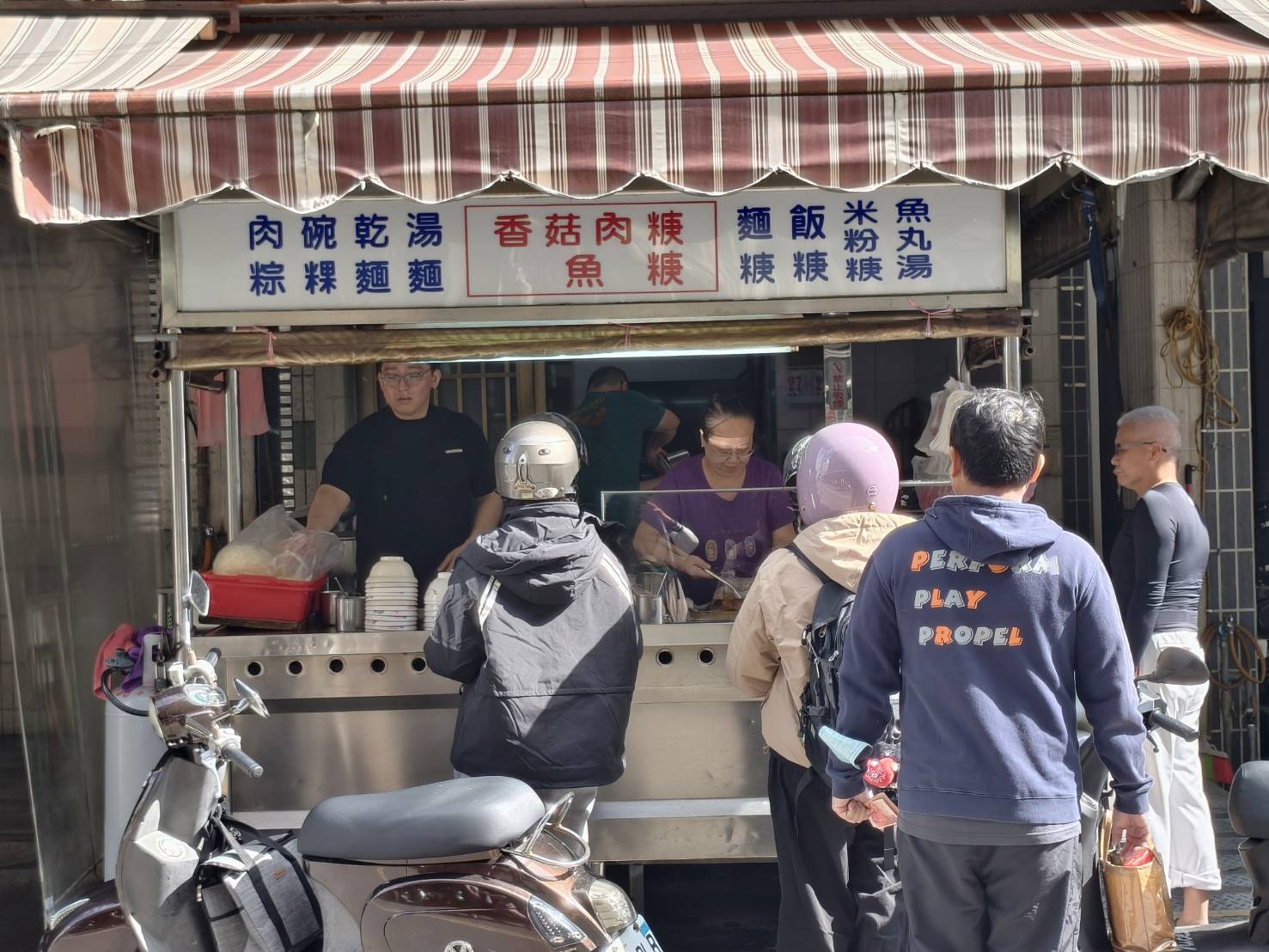 高雄中都美食,吳記廣式燒臘,中都炒米粉麵,好味全麥春捲,在地小吃