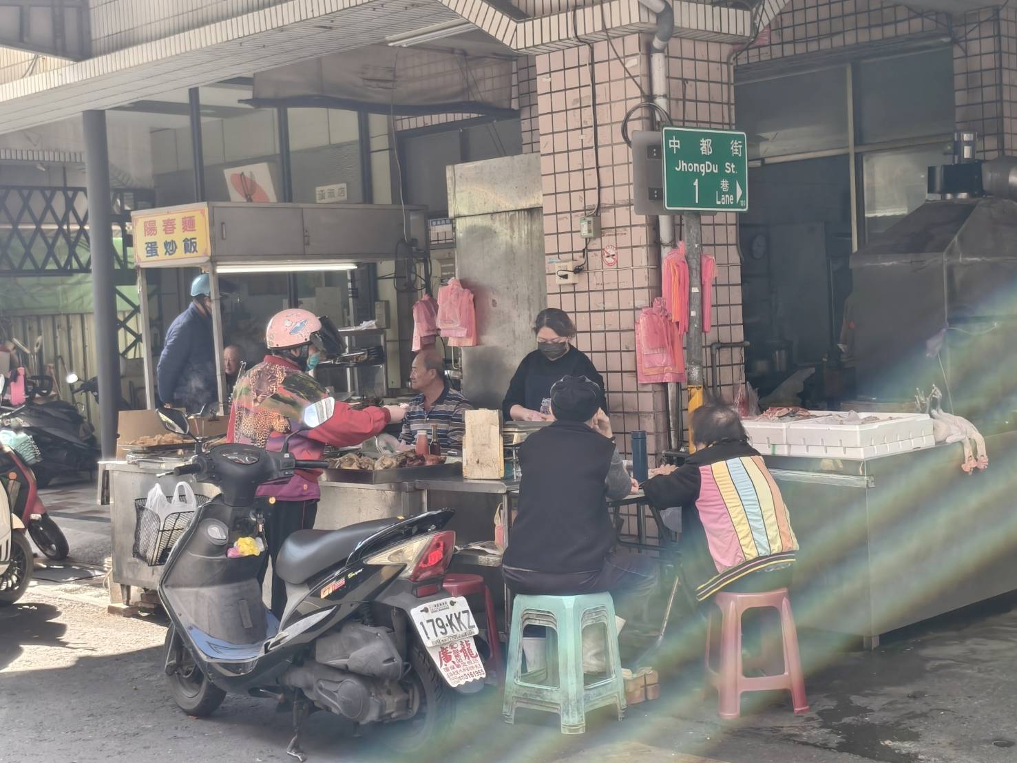 高雄中都美食,吳記廣式燒臘,中都炒米粉麵,好味全麥春捲,在地小吃