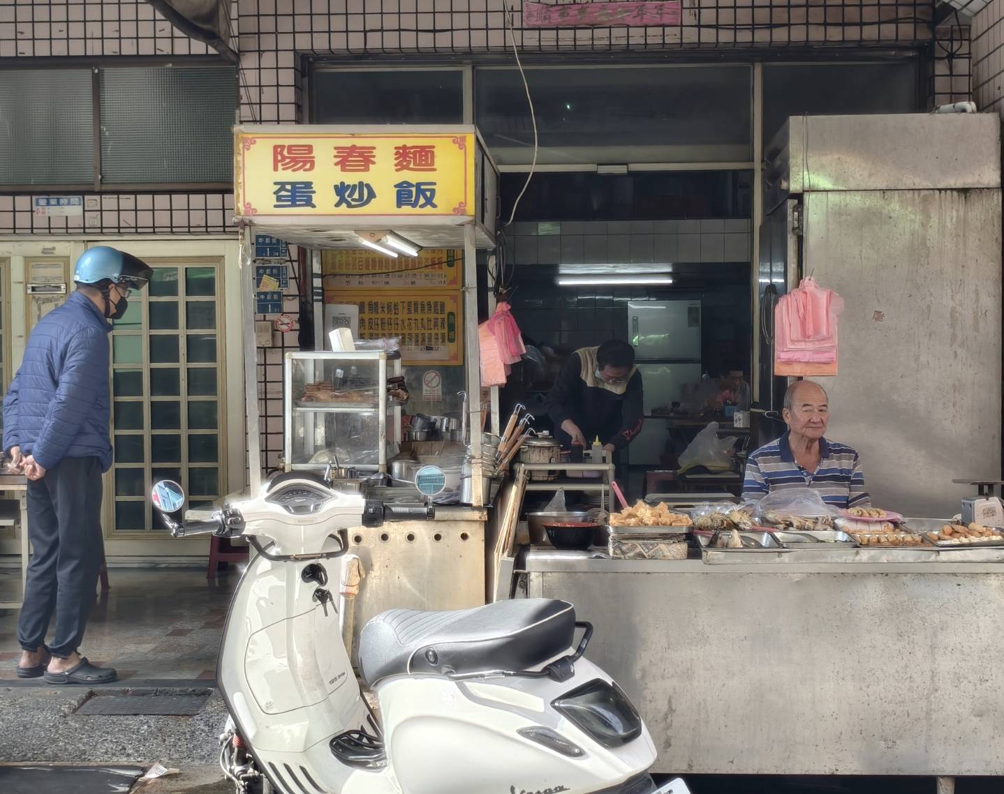 高雄中都美食,吳記廣式燒臘,中都炒米粉麵,好味全麥春捲,在地小吃