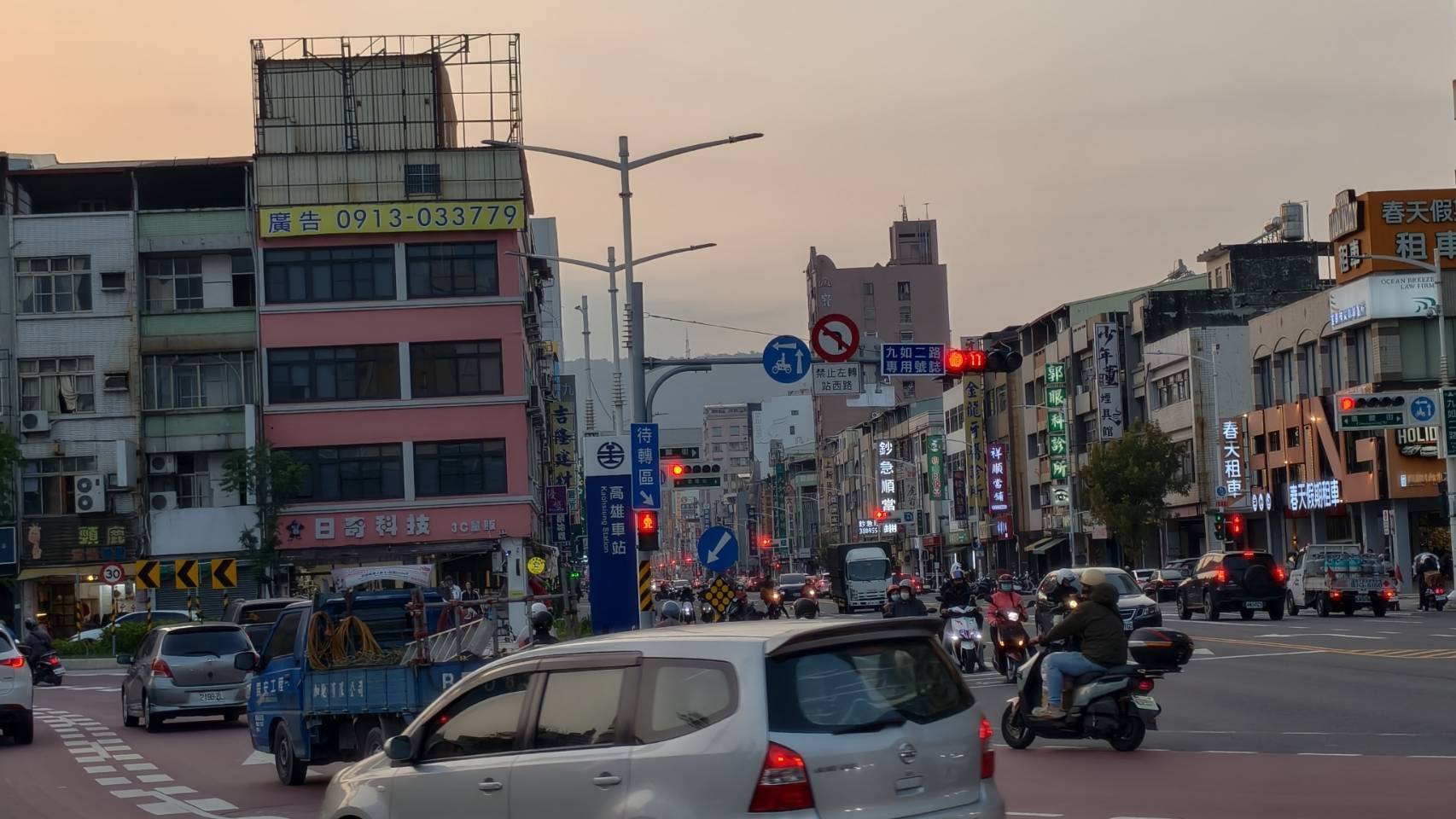 粵湘園便當位在高雄九如四路,建議先點三寶飯,三民區美食