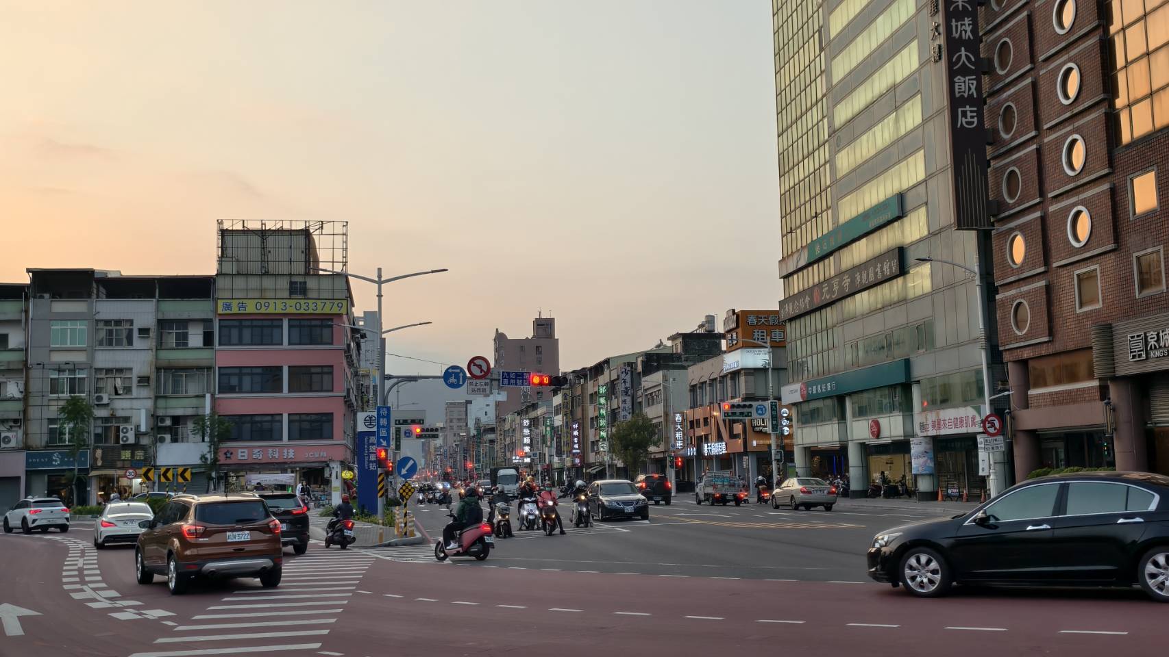 粵湘園便當位在高雄九如四路,建議先點三寶飯,三民區美食