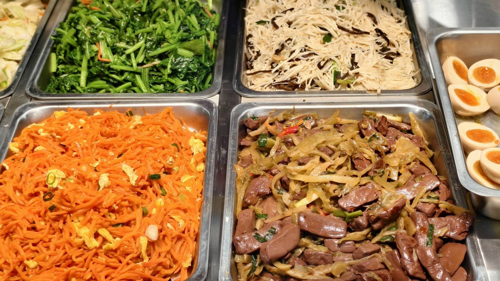 粵湘園便當位在高雄九如四路,建議先點三寶飯,三民區美食