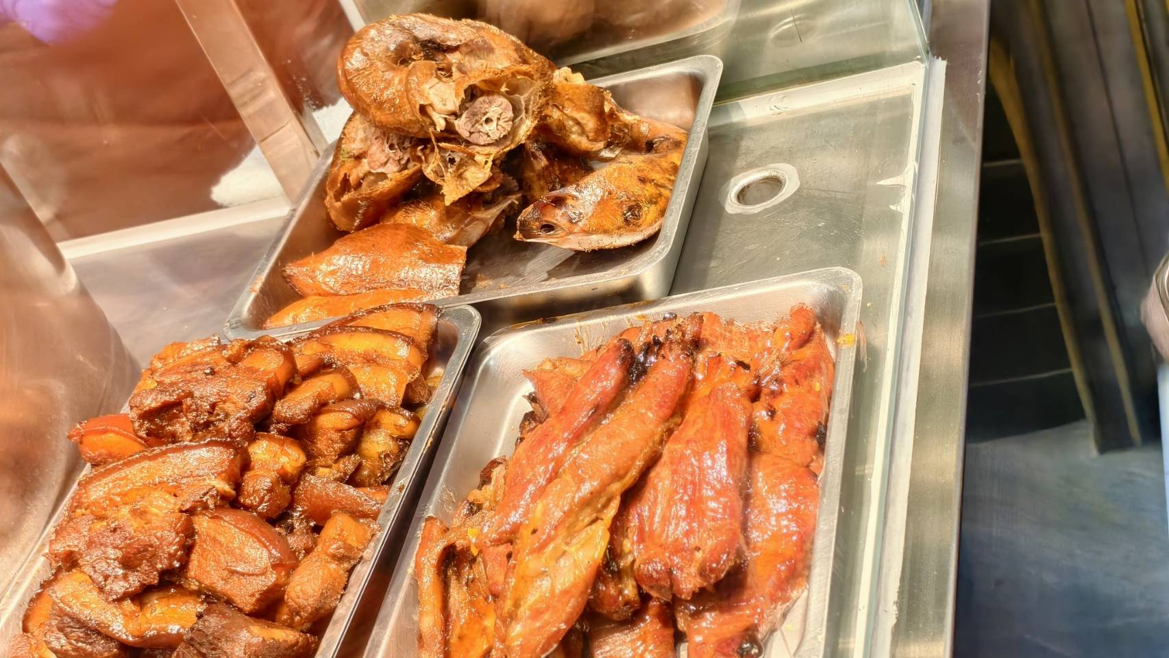 粵湘園便當位在高雄九如四路,建議先點三寶飯,三民區美食