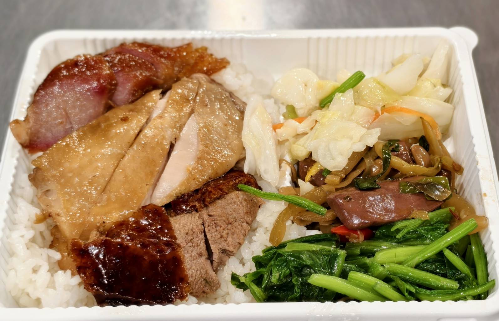 粵湘園便當位在高雄九如四路,建議先點三寶飯,三民區美食