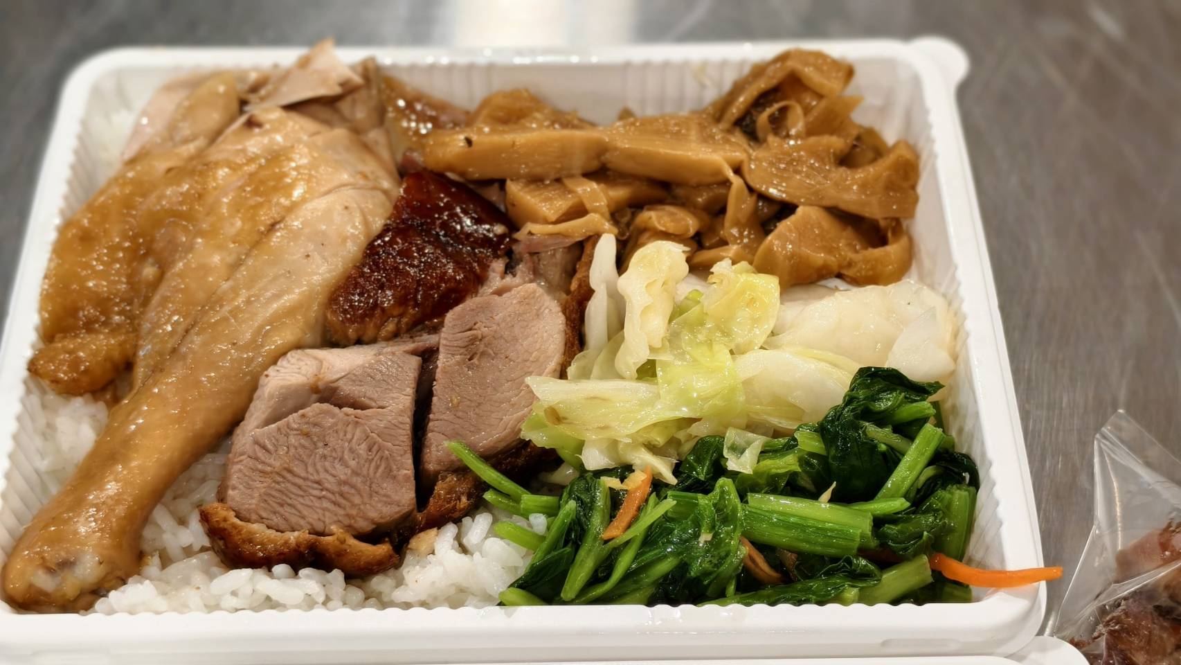 粵湘園便當位在高雄九如四路,建議先點三寶飯,三民區美食