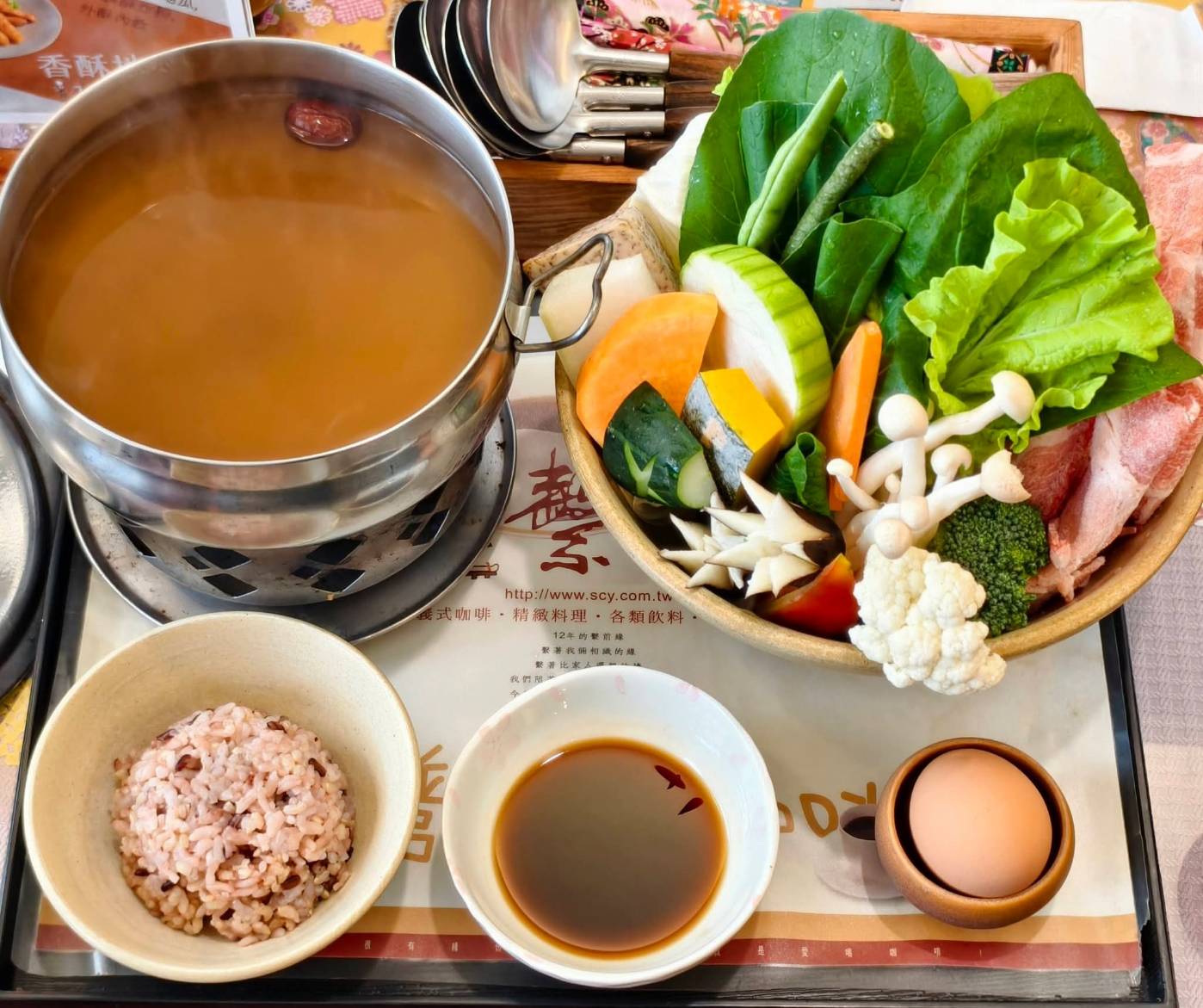 繫前緣,推薦菱角火鍋,是蓮池潭附近的聚餐聊天的好選擇,左營美食