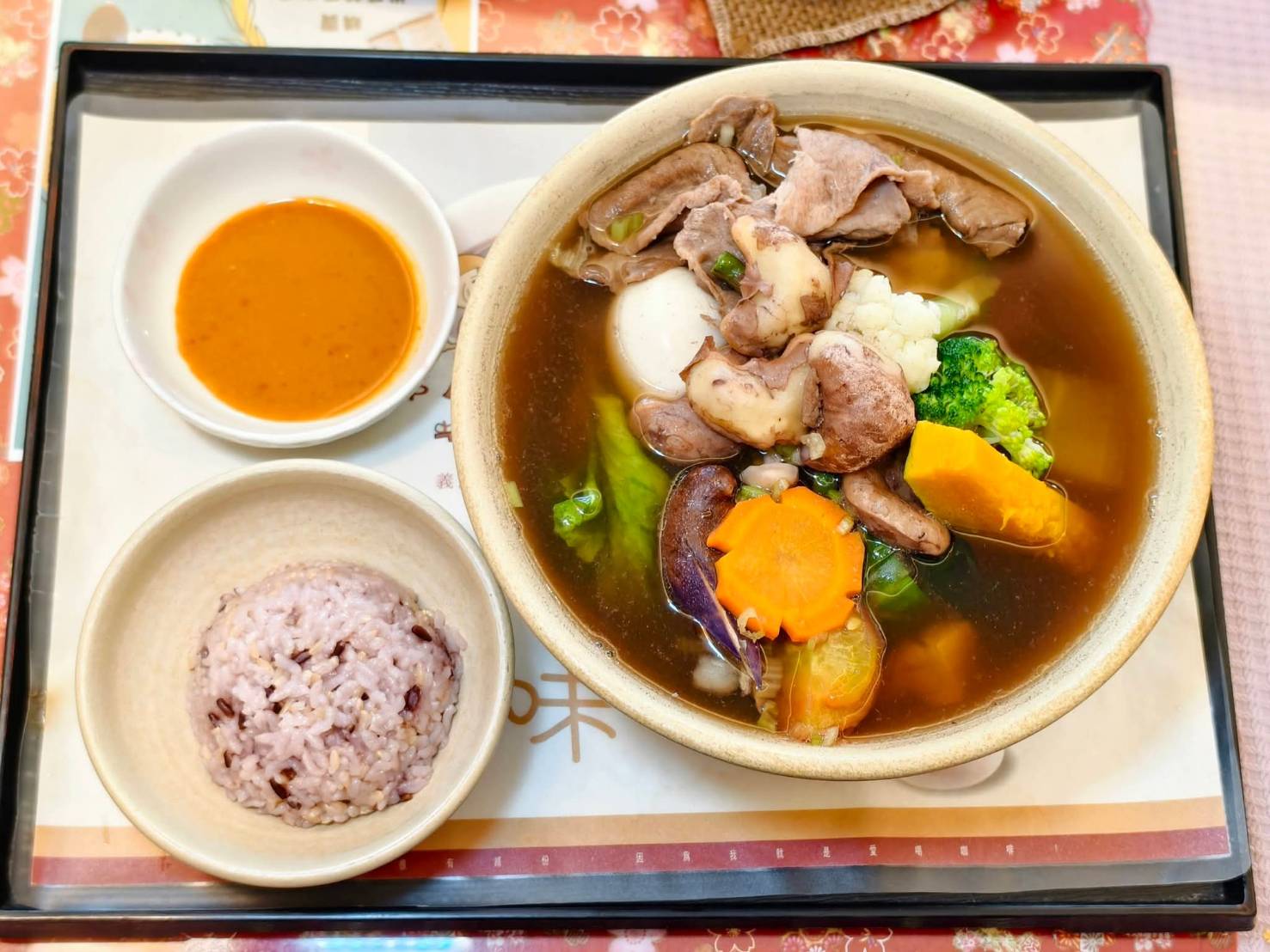 繫前緣,推薦菱角火鍋,是蓮池潭附近的聚餐聊天的好選擇,左營美食