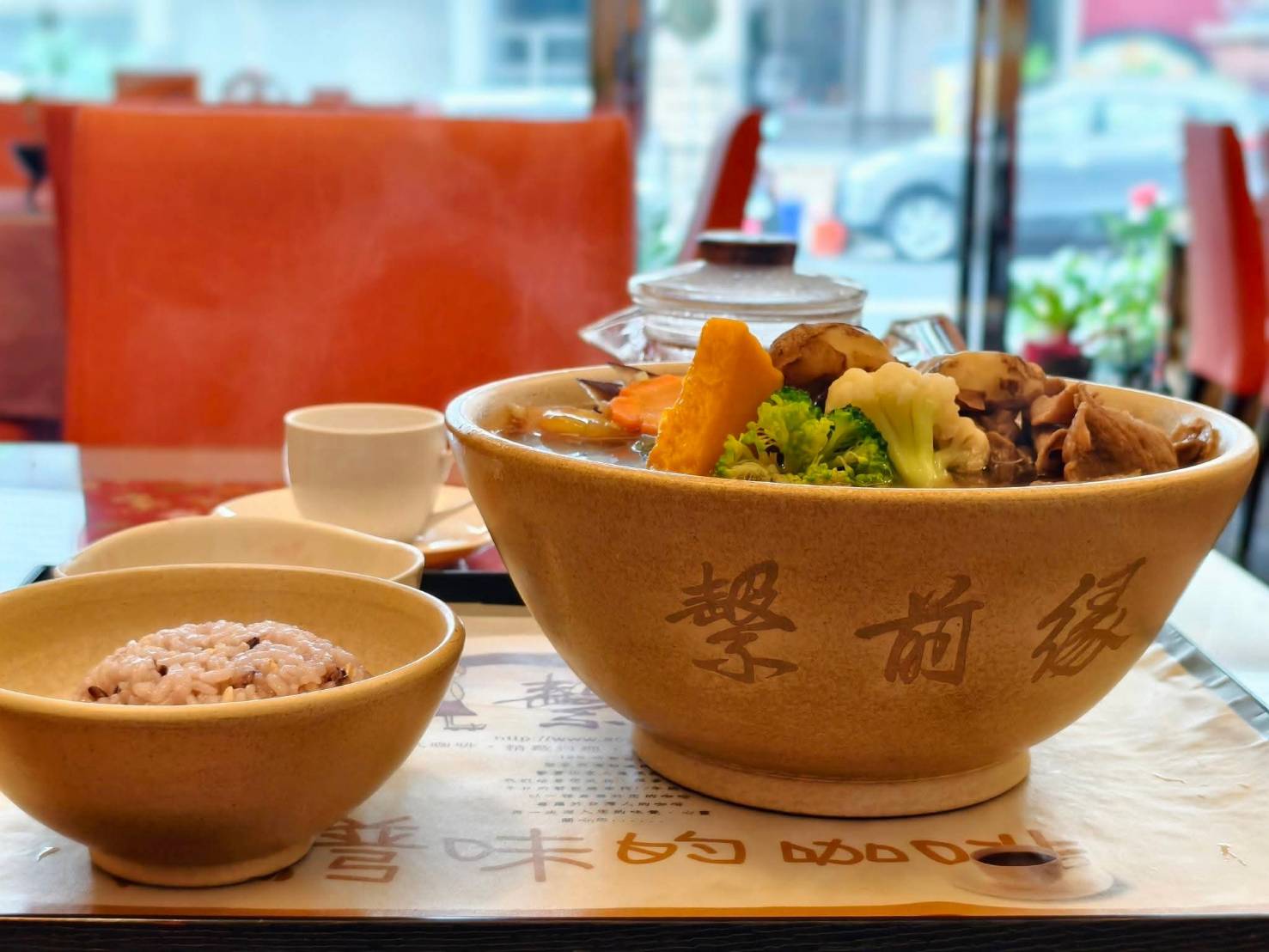 繫前緣,推薦菱角火鍋,是蓮池潭附近的聚餐聊天的好選擇,左營美食