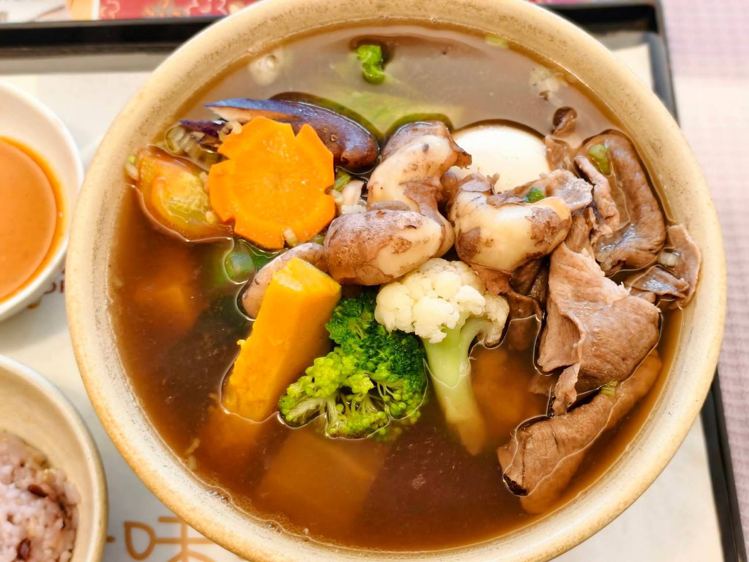 繫前緣,推薦菱角火鍋,是蓮池潭附近的聚餐聊天的好選擇,左營美食