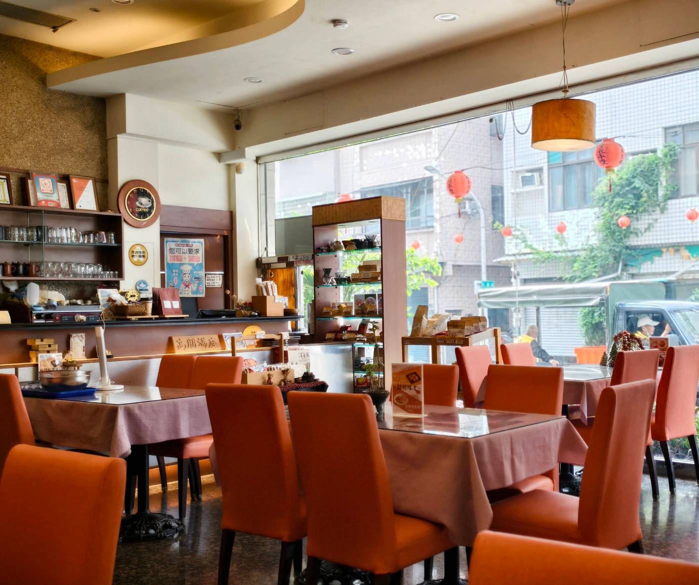 繫前緣,推薦菱角火鍋,是蓮池潭附近的聚餐聊天的好選擇,左營美食