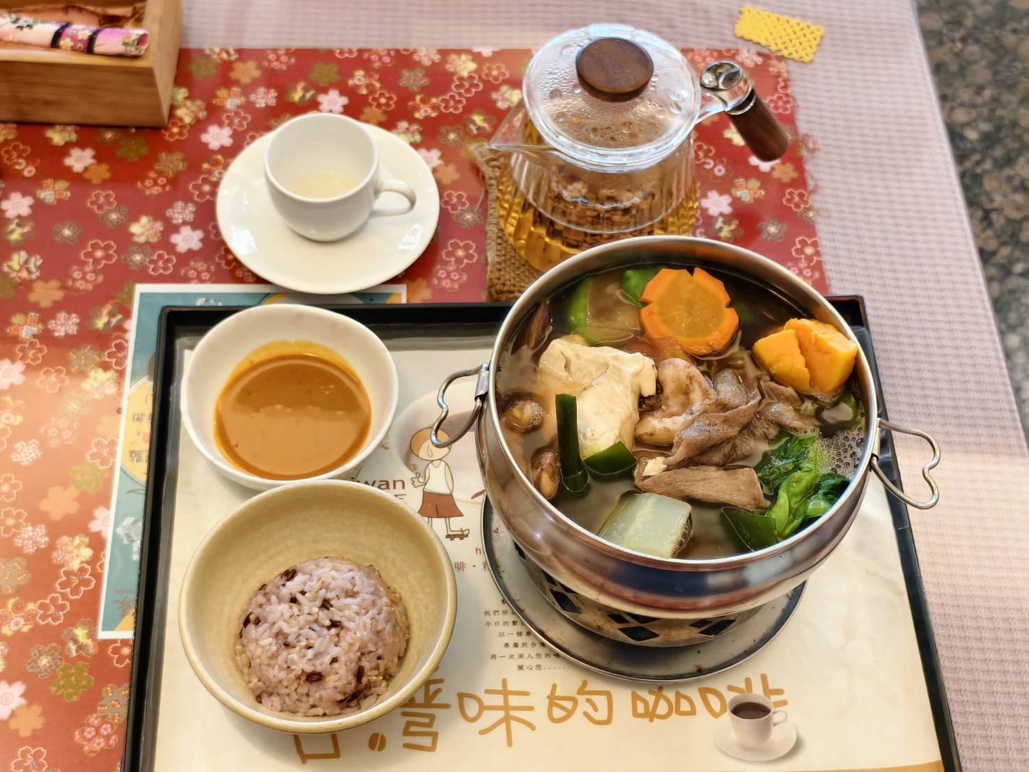 繫前緣,推薦菱角火鍋,是蓮池潭附近的聚餐聊天的好選擇,左營美食