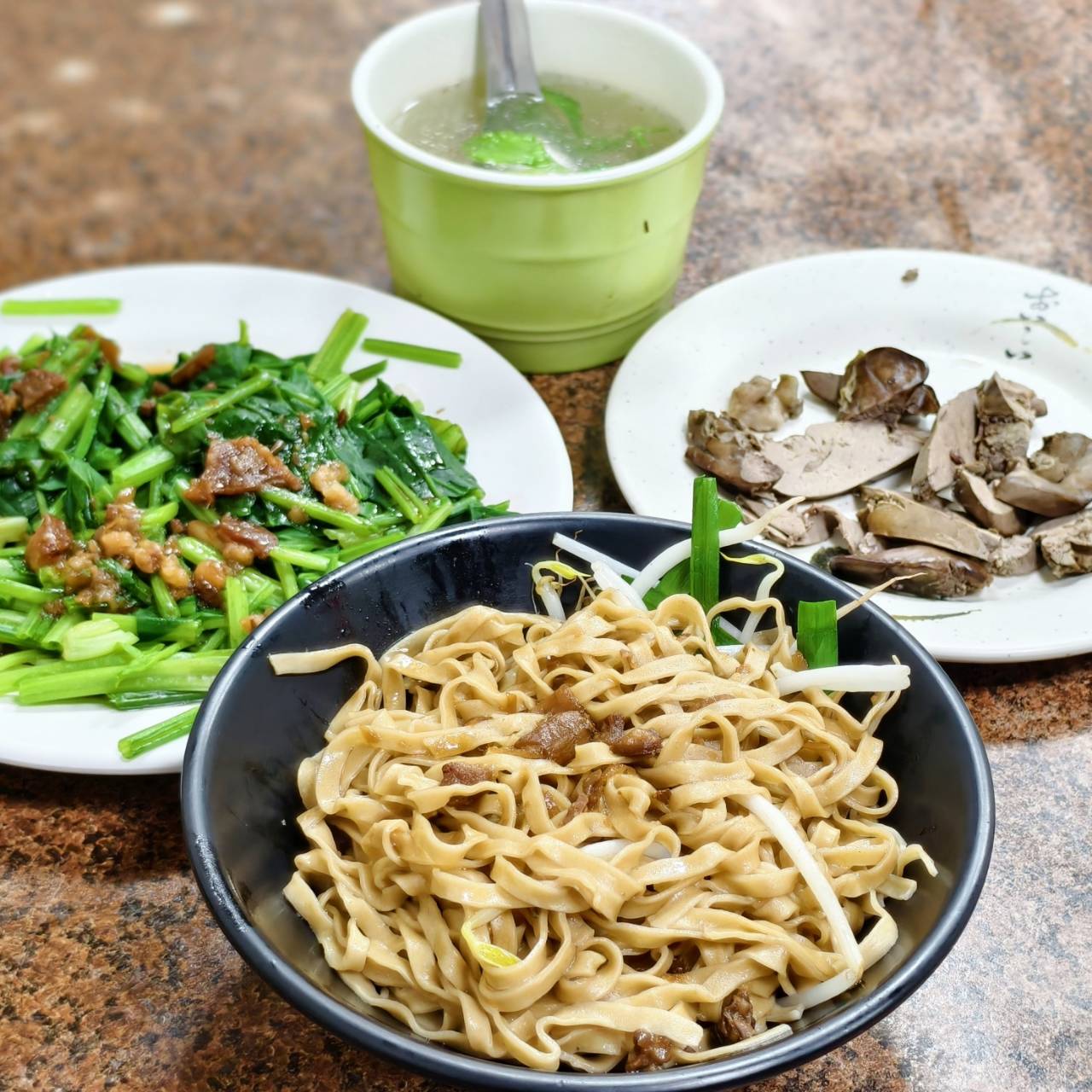 推薦高雄國民市場旁的忠孝陽春麵與福海咖啡,飯後喝咖啡好選擇 - 第8張圖 推薦高雄國民市場旁的忠孝陽春麵與福海咖啡,飯後喝咖啡好選擇