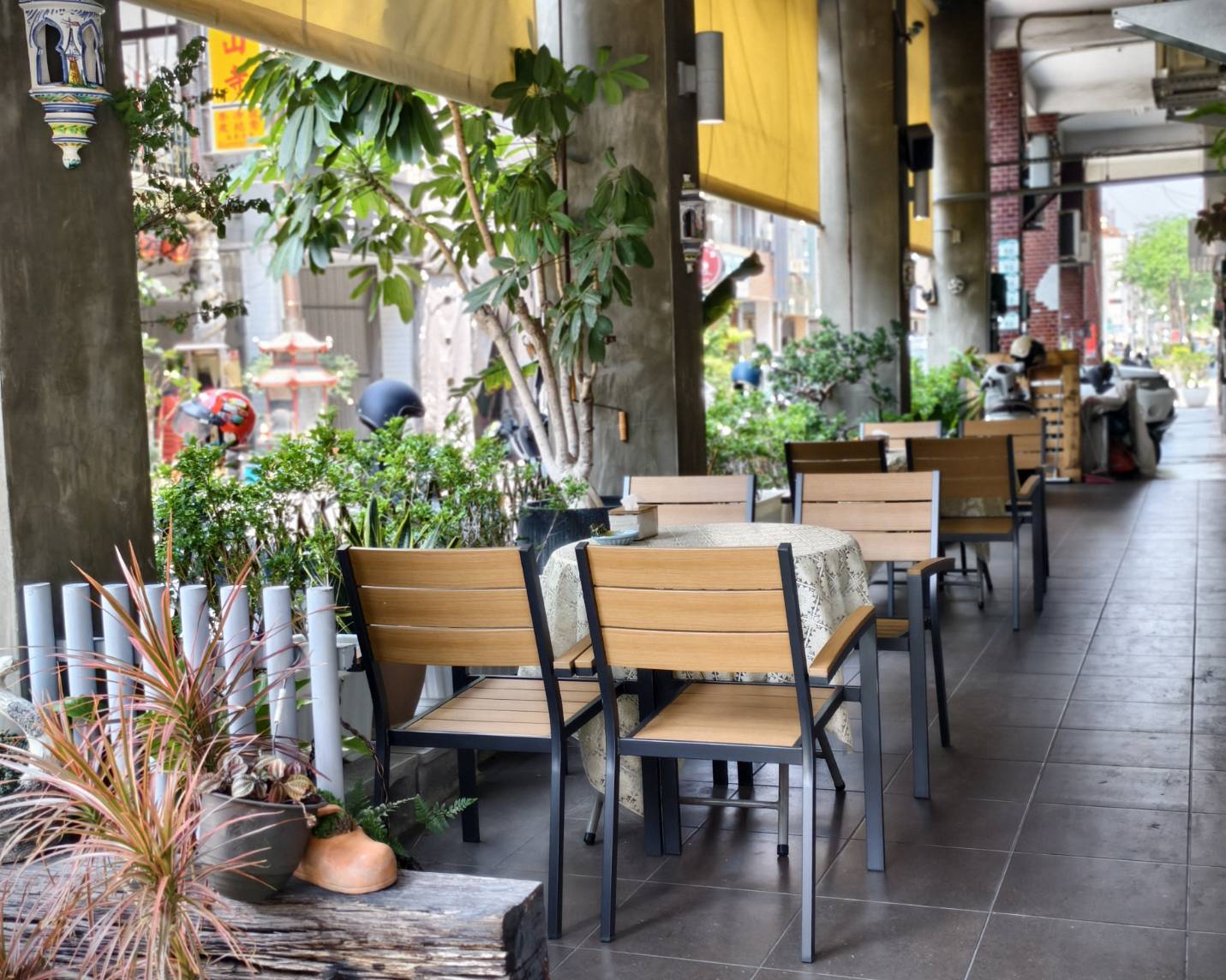 小跟班咖啡早午餐苓雅區的寵物友善店,還有巨型貴賓店狗 - 第2張圖 小跟班咖啡早午餐苓雅區的寵物友善店,還有巨型貴賓店狗