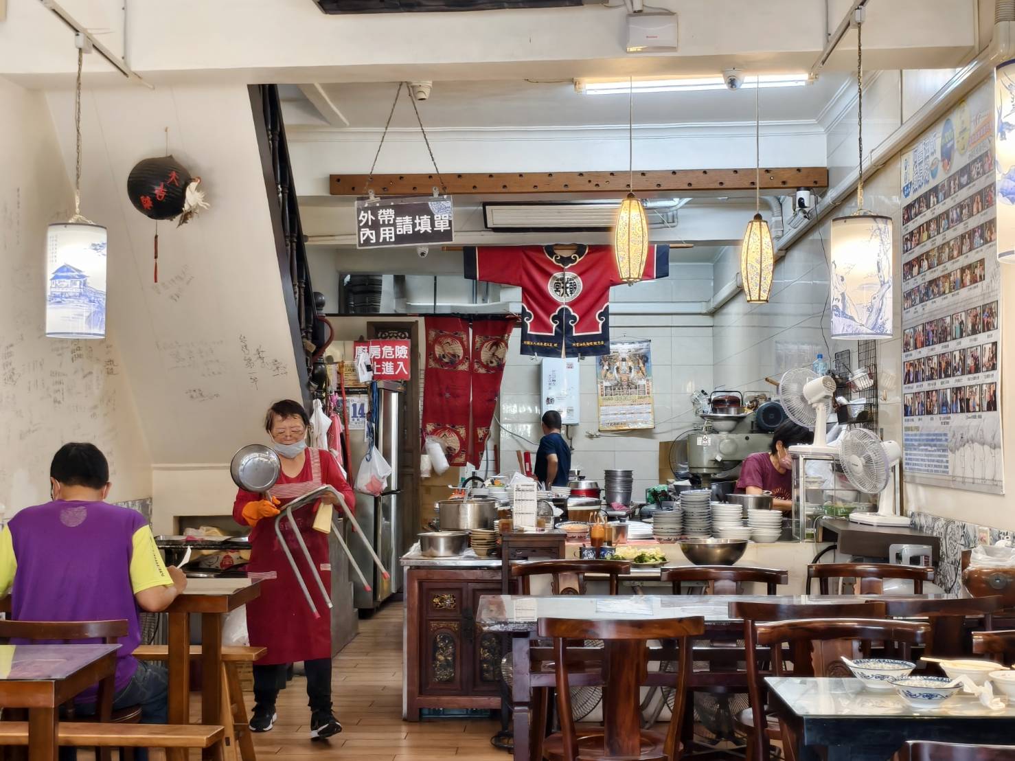 推薦北港美食老店阿豐麵線糊,油飯加蛋麵線糊,再來份滷蛋白與滷爆皮