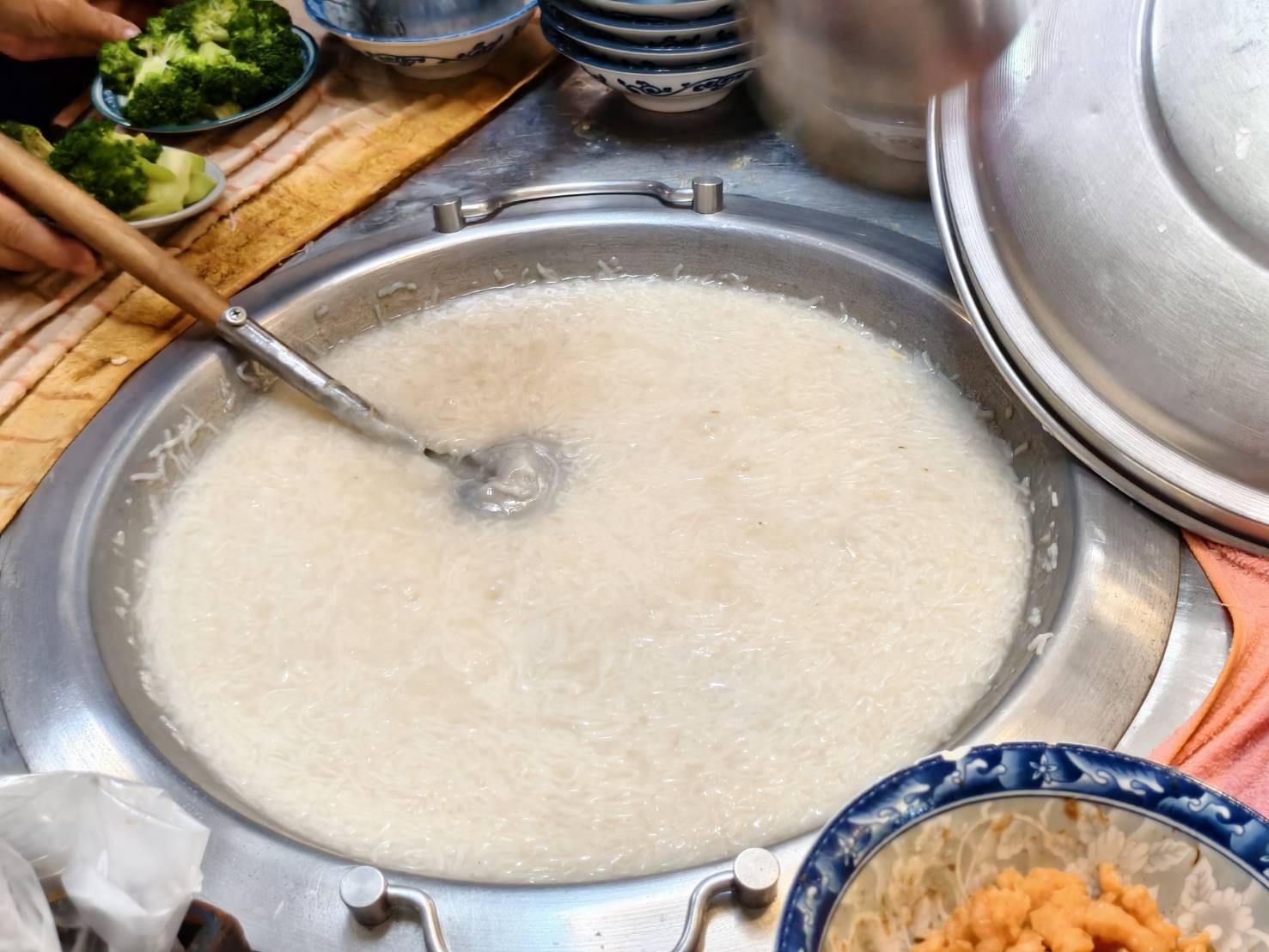 推薦北港美食老店阿豐麵線糊,油飯加蛋麵線糊,再來份滷蛋白與滷爆皮