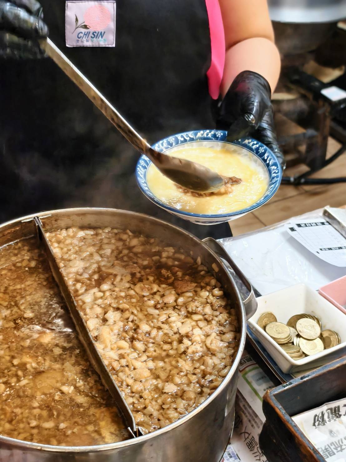 推薦北港美食老店阿豐麵線糊,油飯加蛋麵線糊,再來份滷蛋白與滷爆皮
