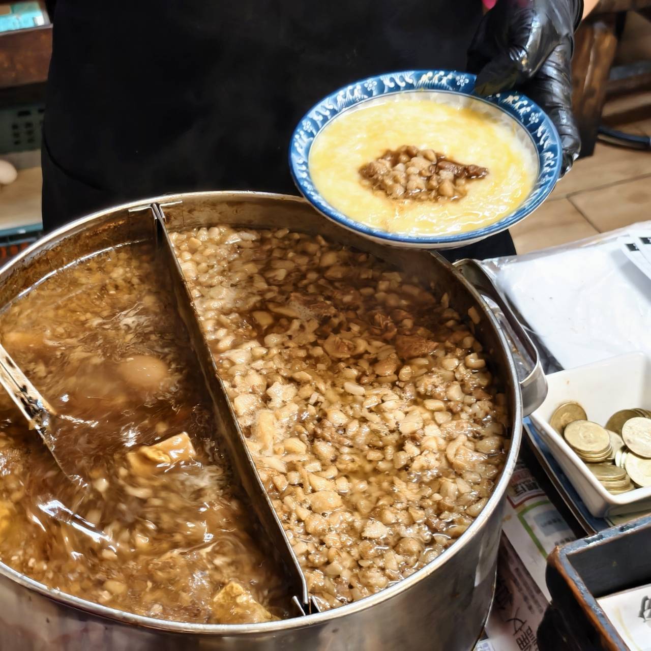推薦北港美食老店阿豐麵線糊,油飯加蛋麵線糊,再來份滷蛋白與滷爆皮