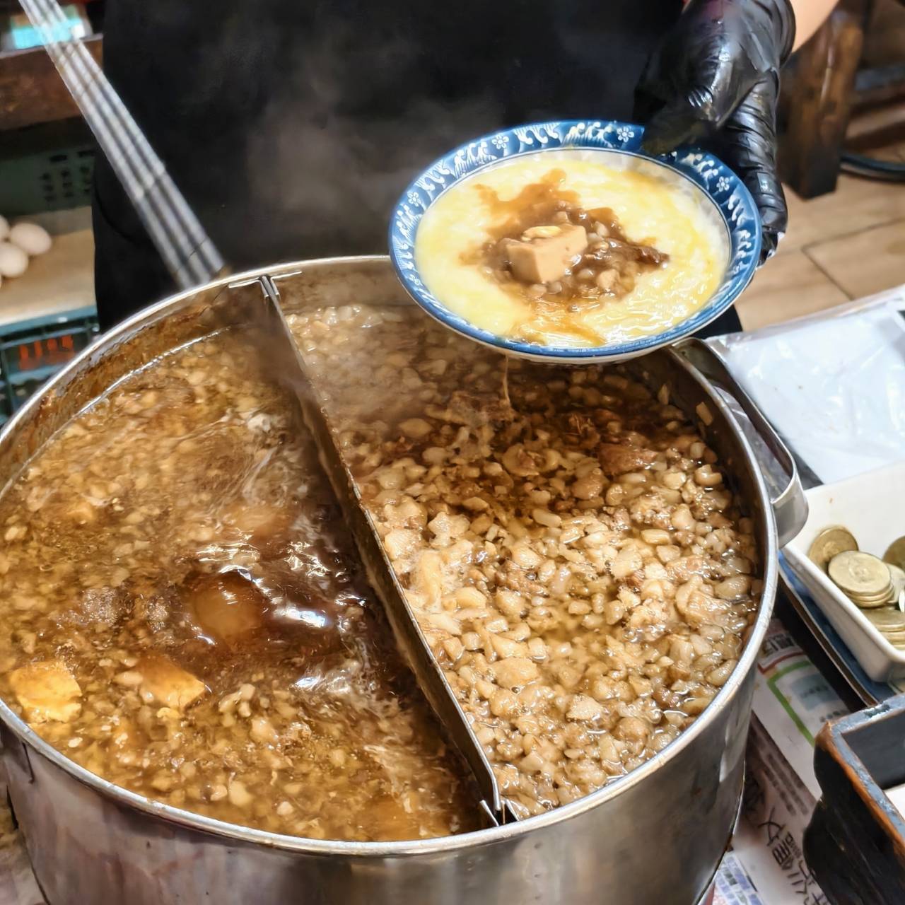 推薦北港美食老店阿豐麵線糊,油飯加蛋麵線糊,再來份滷蛋白與滷爆皮