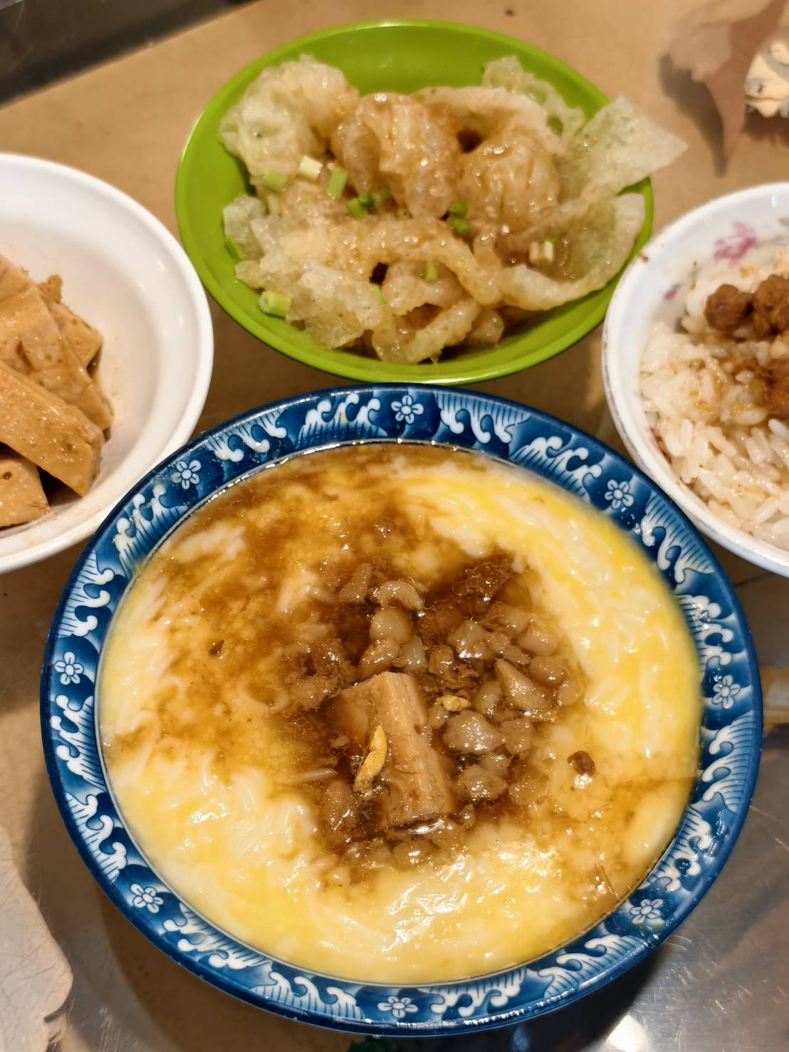 推薦北港美食老店阿豐麵線糊,油飯加蛋麵線糊,再來份滷蛋白與滷爆皮