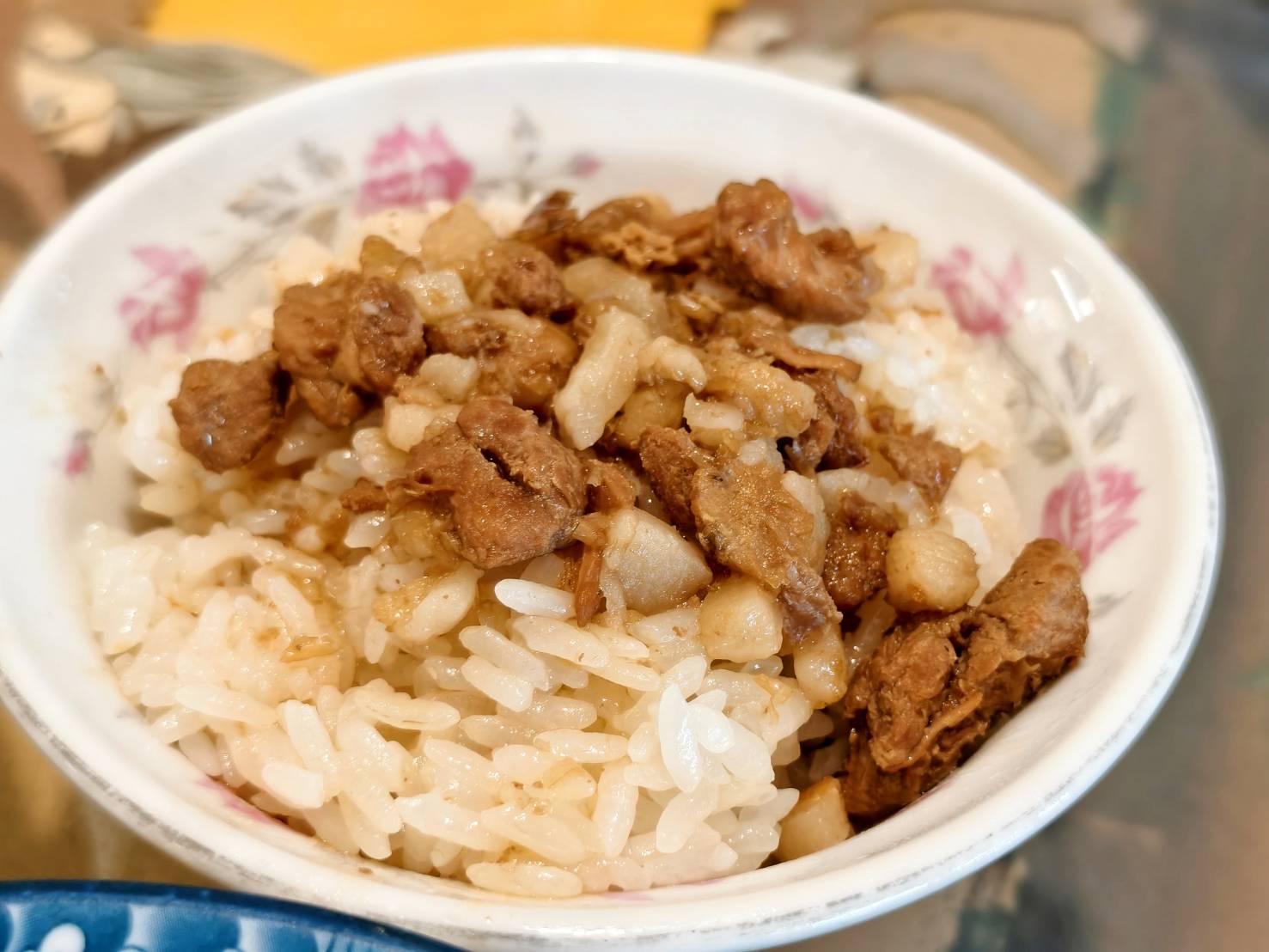 推薦北港美食老店阿豐麵線糊,油飯加蛋麵線糊,再來份滷蛋白與滷爆皮