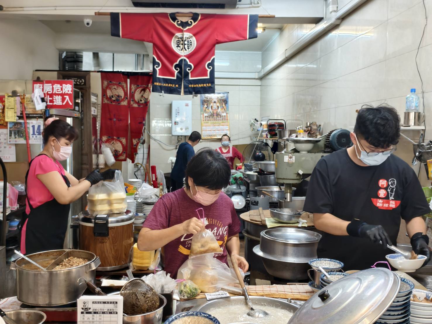 推薦北港美食老店阿豐麵線糊,油飯加蛋麵線糊,再來份滷蛋白與滷爆皮