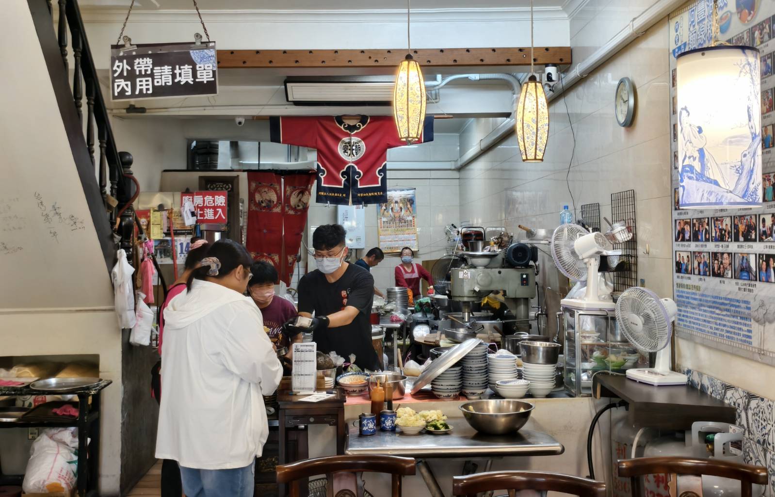 推薦北港美食老店阿豐麵線糊,油飯加蛋麵線糊,再來份滷蛋白與滷爆皮