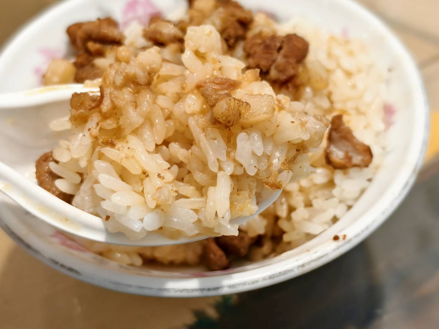 推薦北港美食老店阿豐麵線糊,油飯加蛋麵線糊,再來份滷蛋白與滷爆皮