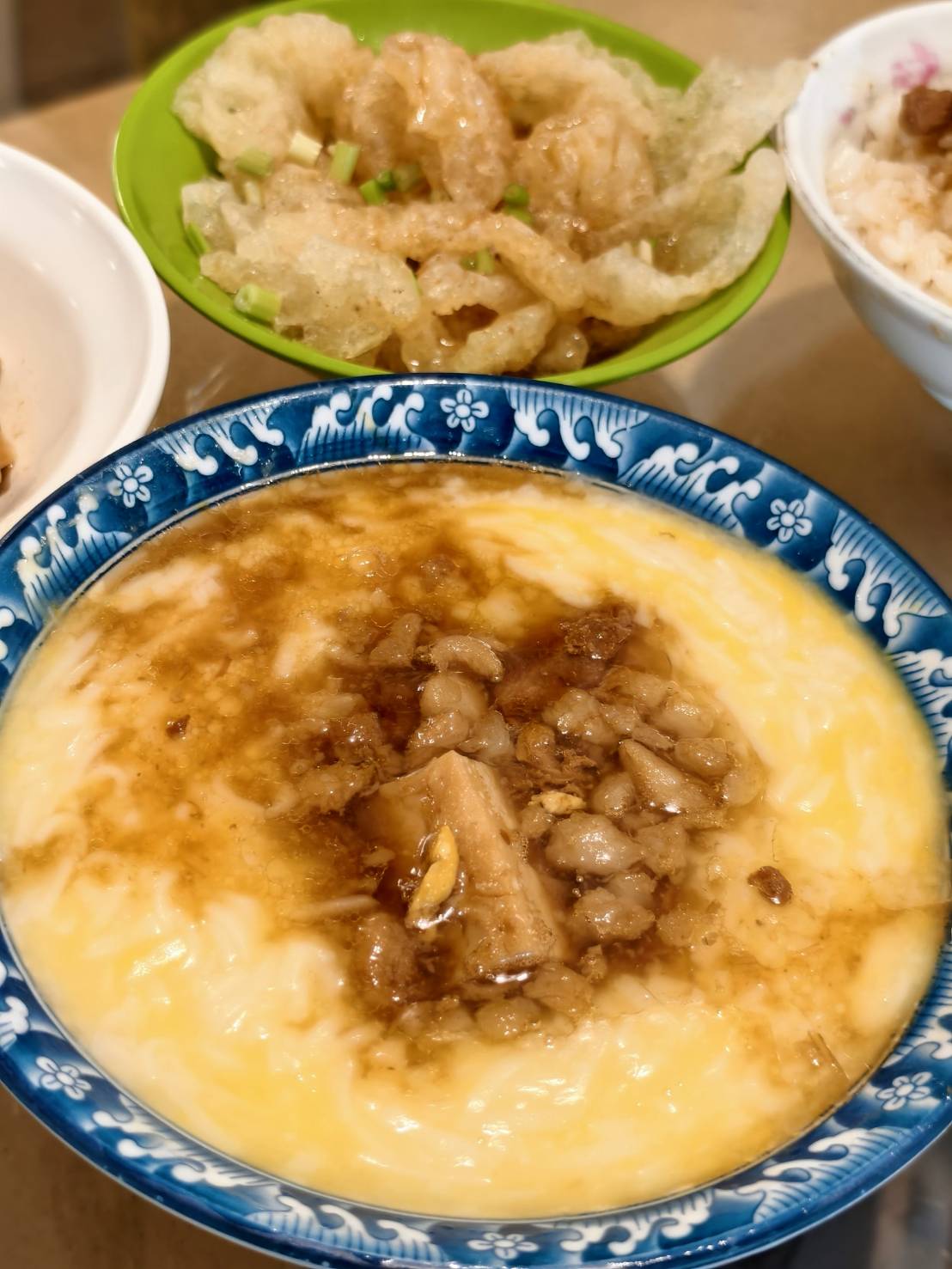推薦北港美食老店阿豐麵線糊,油飯加蛋麵線糊,再來份滷蛋白與滷爆皮