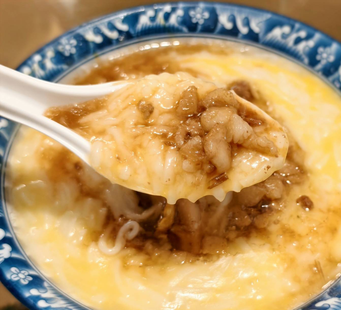 推薦北港美食老店阿豐麵線糊,油飯加蛋麵線糊,再來份滷蛋白與滷爆皮