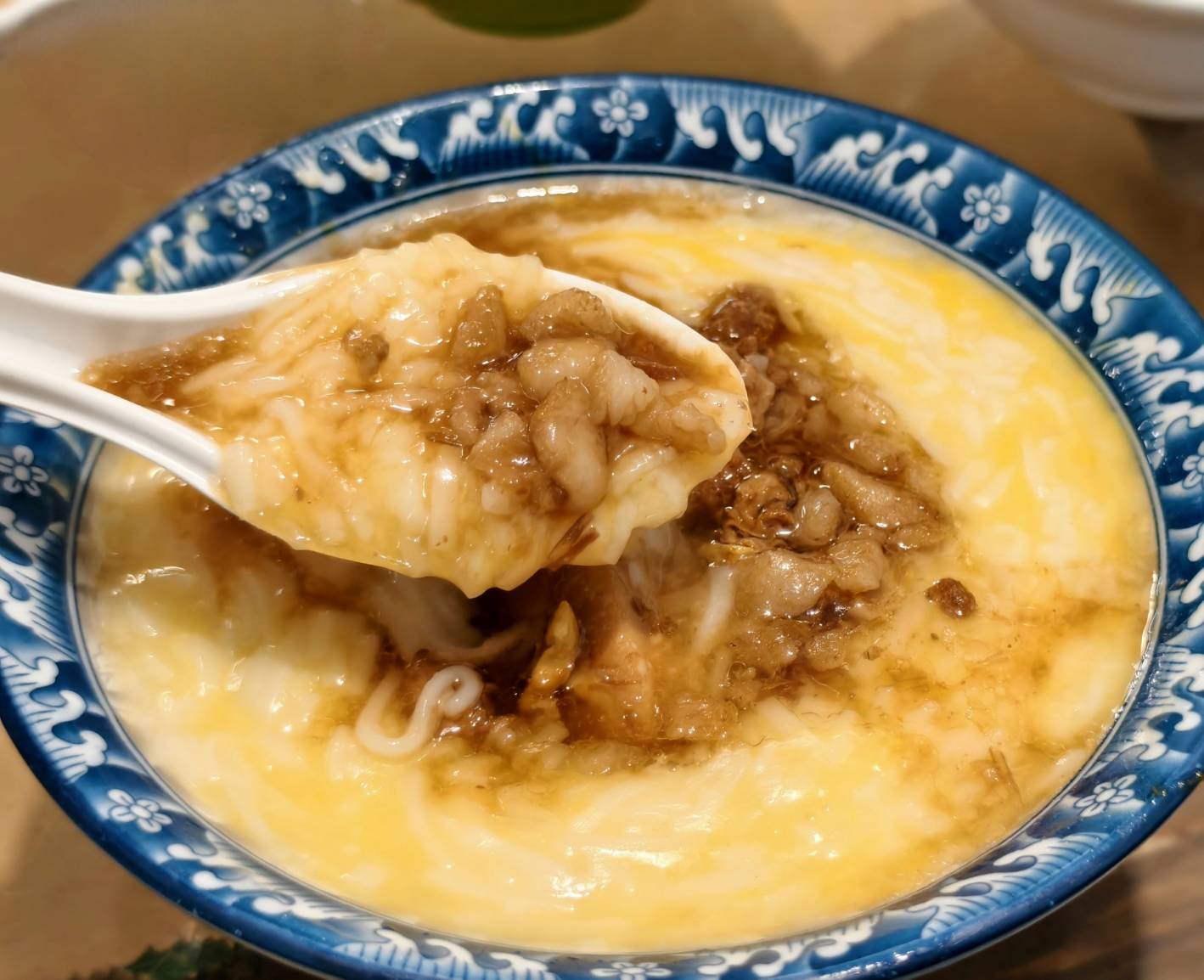 推薦北港美食老店阿豐麵線糊,油飯加蛋麵線糊,再來份滷蛋白與滷爆皮