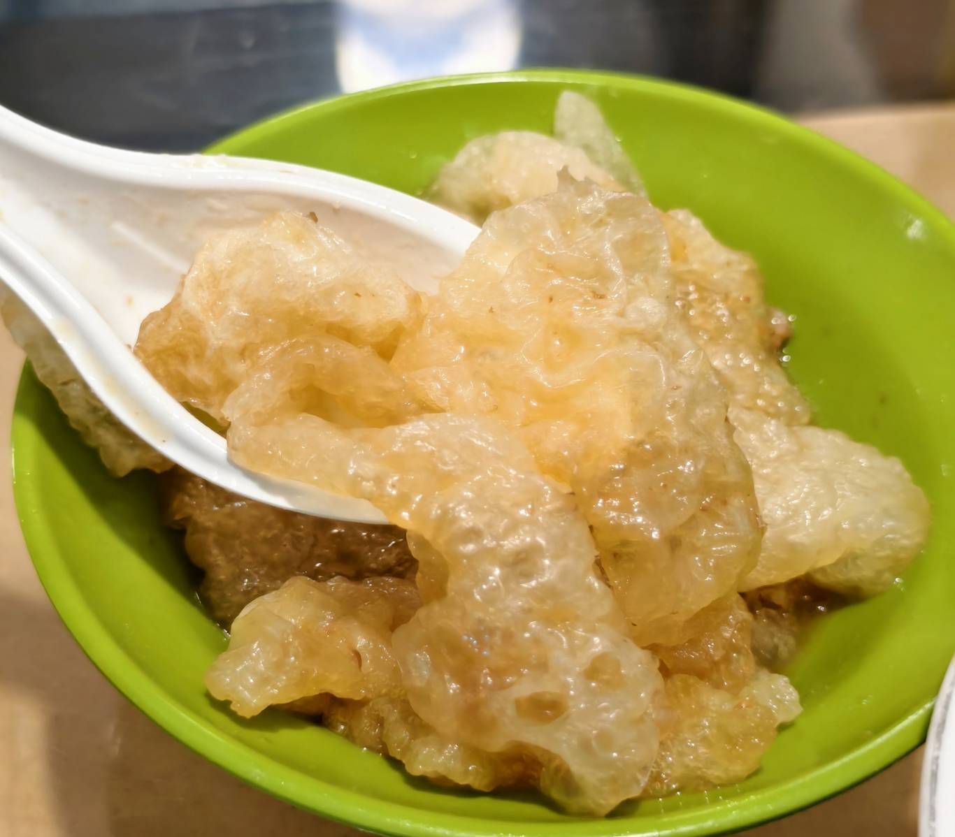 推薦北港美食老店阿豐麵線糊,油飯加蛋麵線糊,再來份滷蛋白與滷爆皮