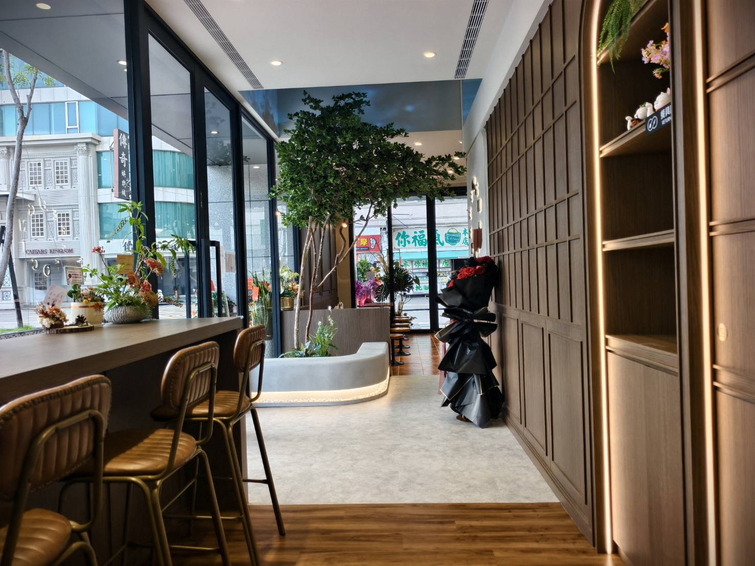 每咖啡,自強三路上寵物友善咖啡店,除了義式可頌,還有磅蛋糕與鹹派沙拉